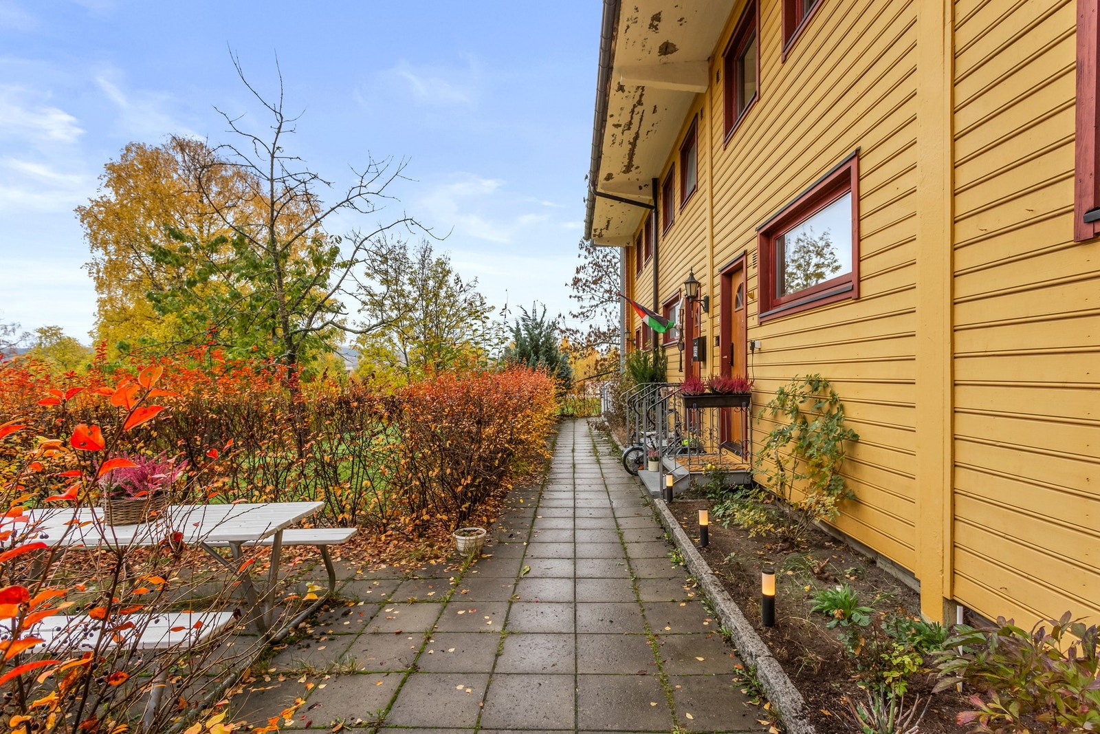 Hyggelig inngangsparti med morgensol. Galleribilde