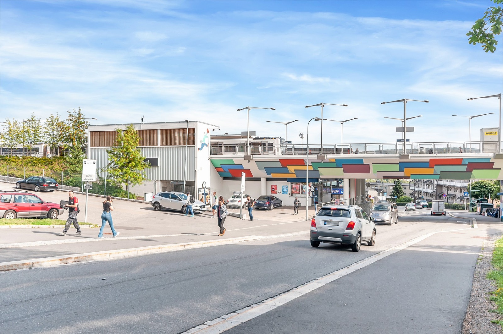 T-banen ligger like ved, og tar deg enkelt inn til sentrum på ca. 15 min. I tillegg er det gode bussforbindelser, også om natten. Galleribilde