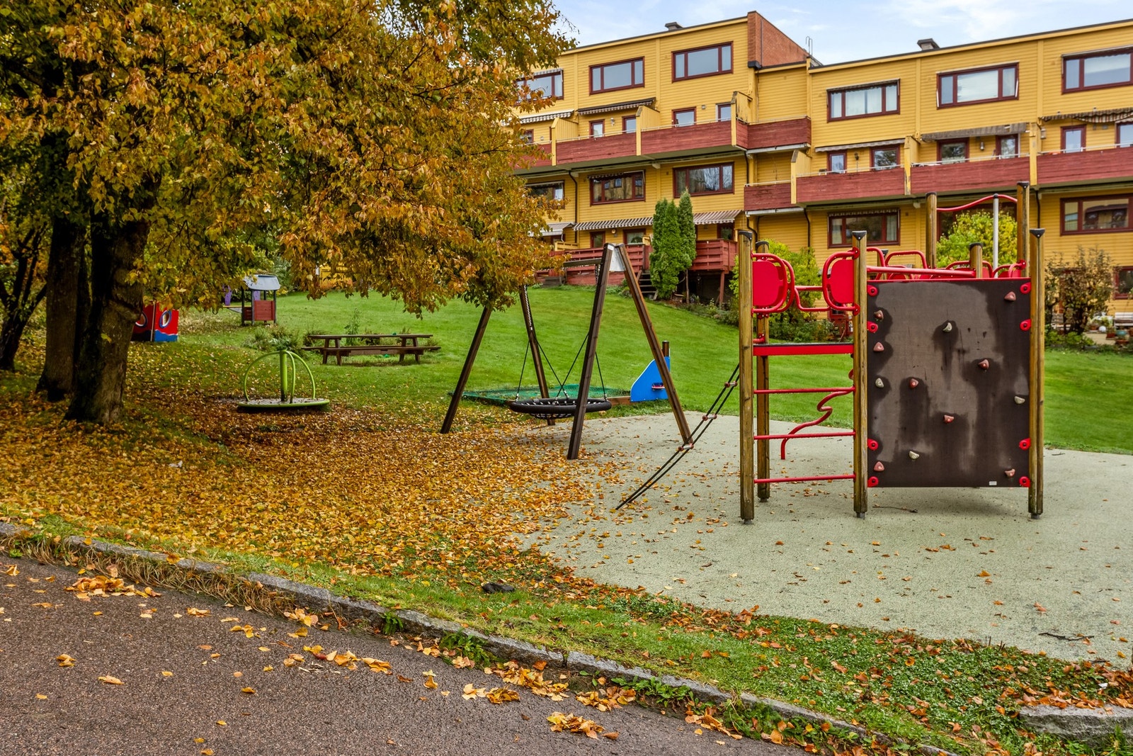 Borettslagets egen lekeplass. Ellers er fellesarealene opparbeidet med sittegrupper, variert beplantning og grøntområder. Galleribilde