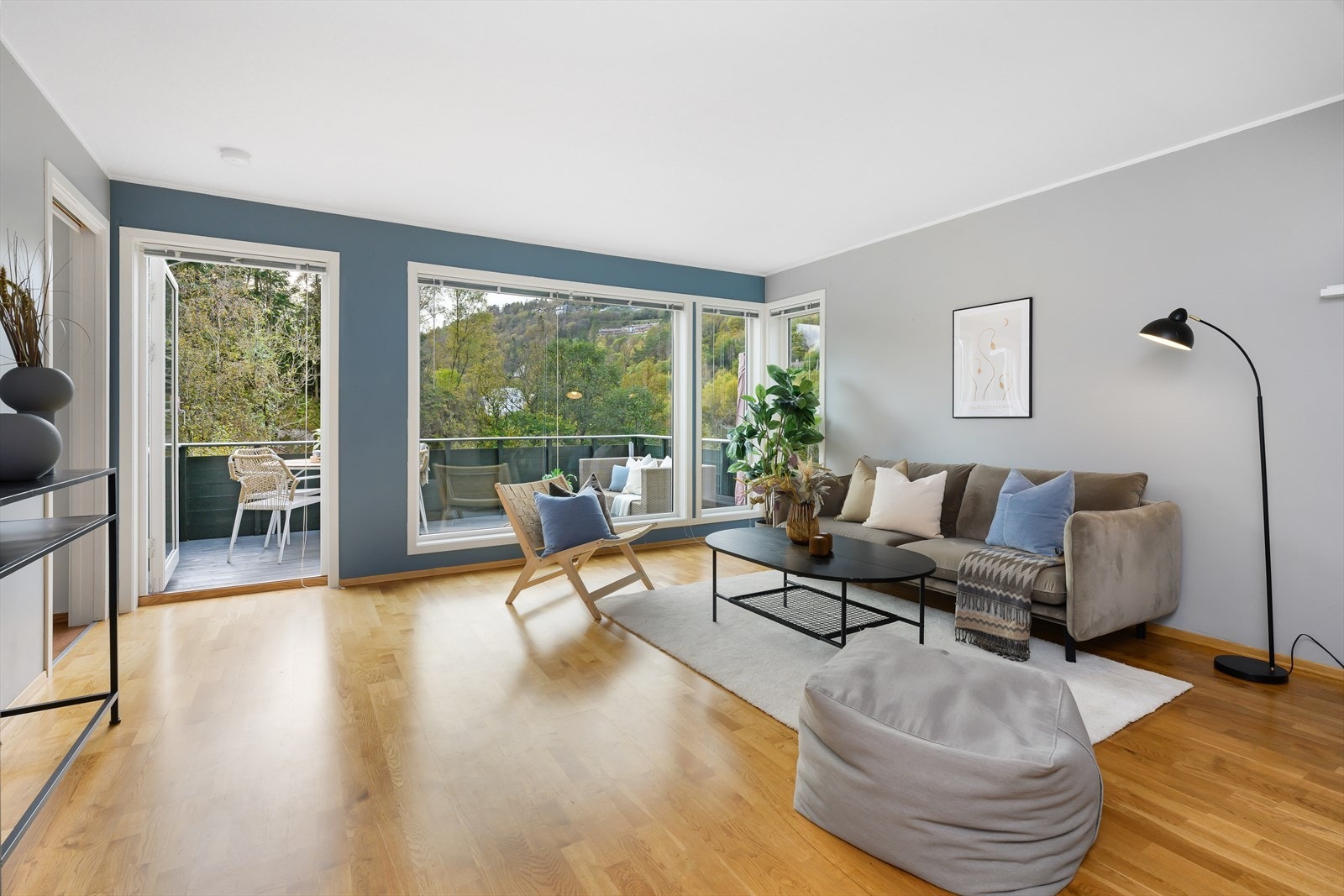 Romslig stue med store vinduer Galleribilde