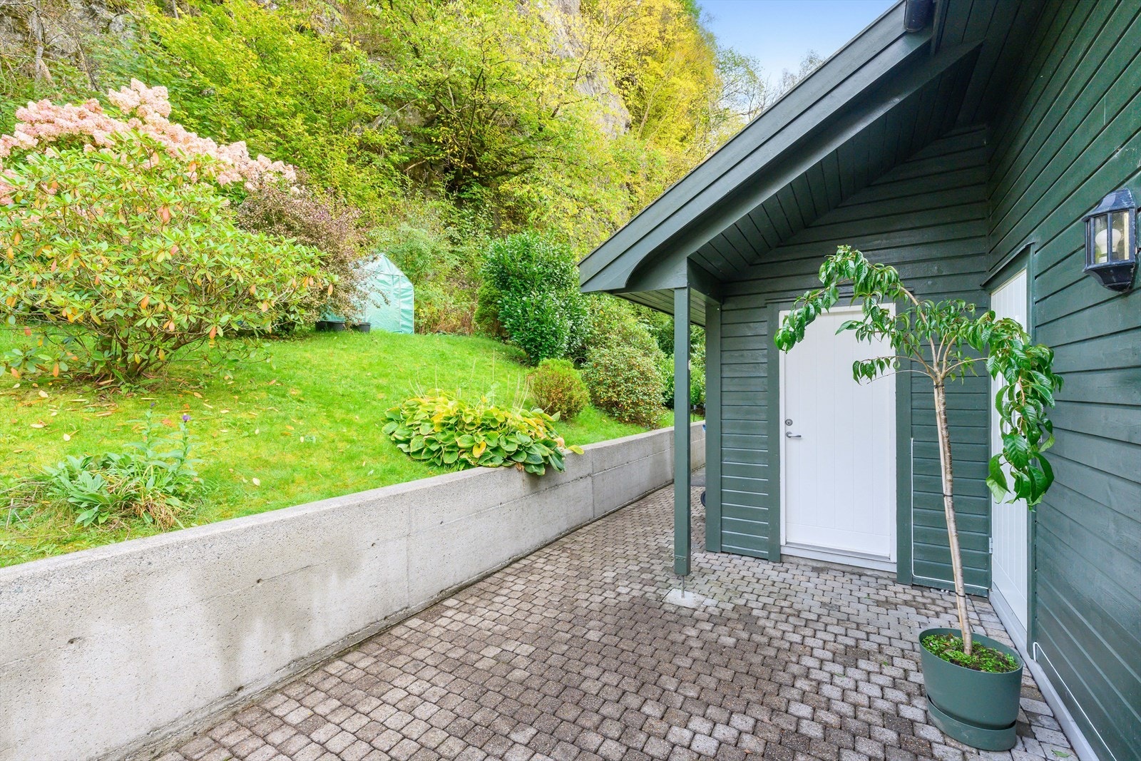 Inngangspartiet har belegningsstein Galleribilde