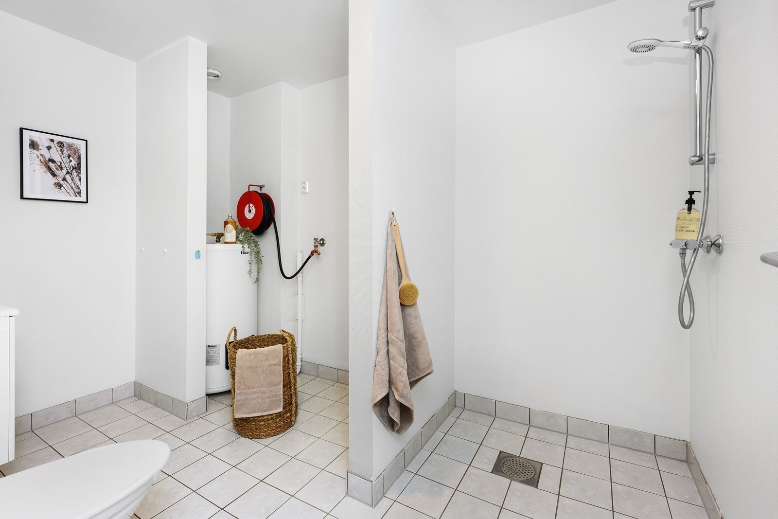 Romslig bad med dusjnisje Galleribilde