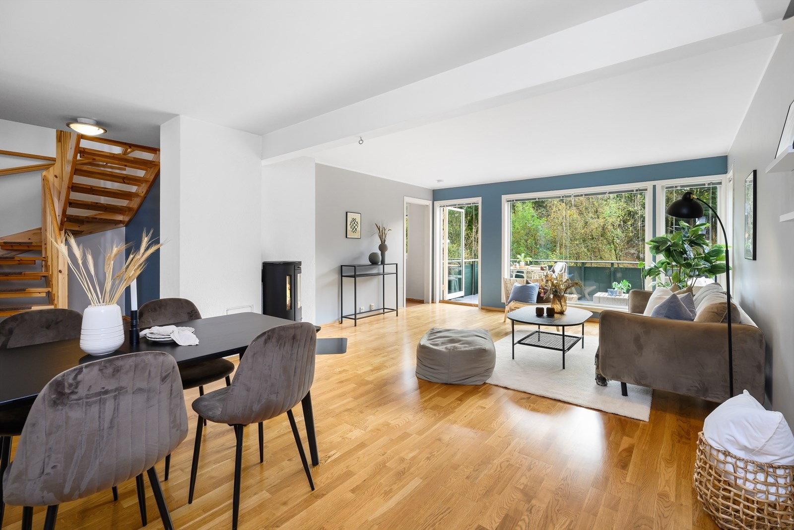 God plass til både spisebord og sofagruppe i stuen. Galleribilde