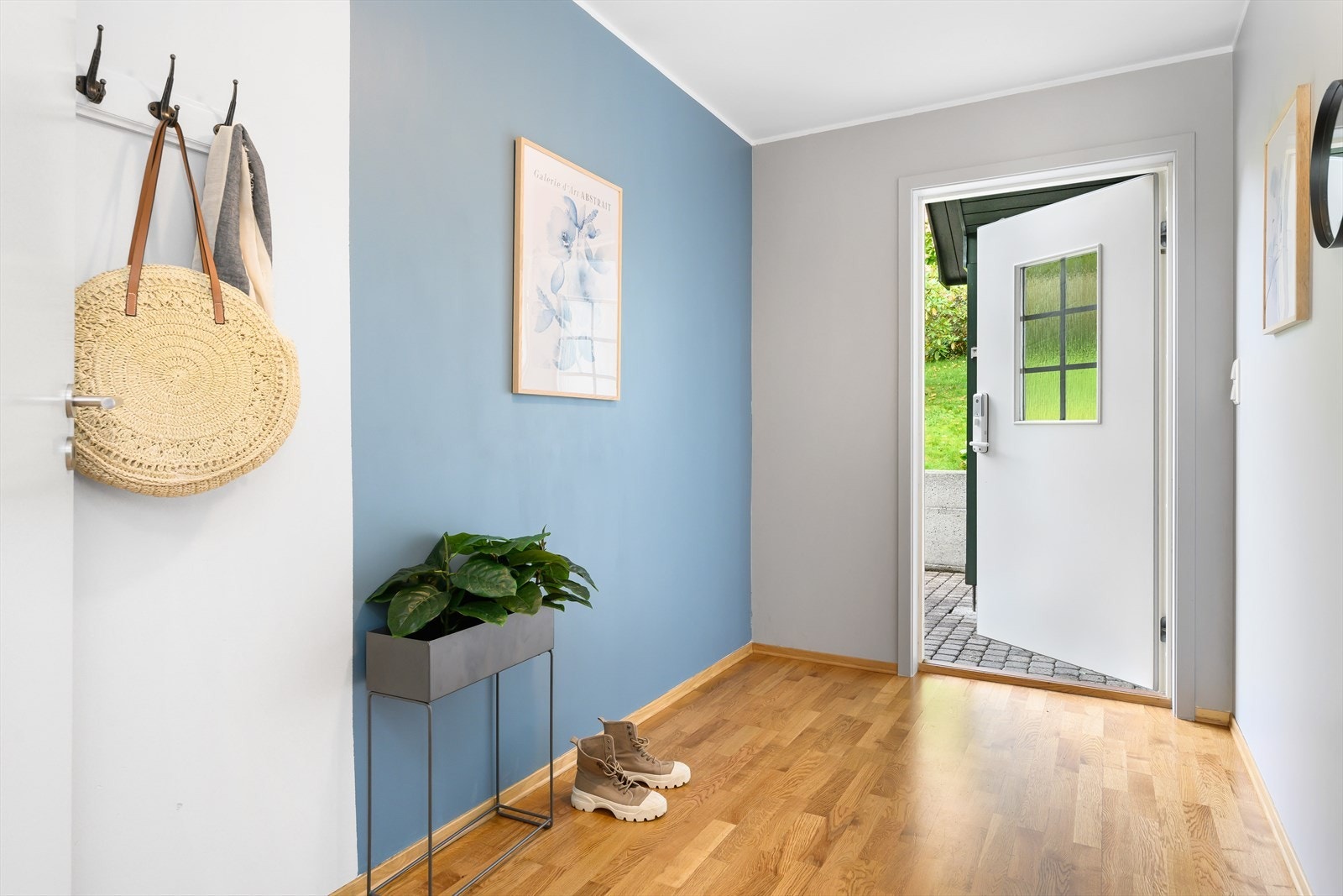 God plass til yttertøy og sko i gangen. Galleribilde