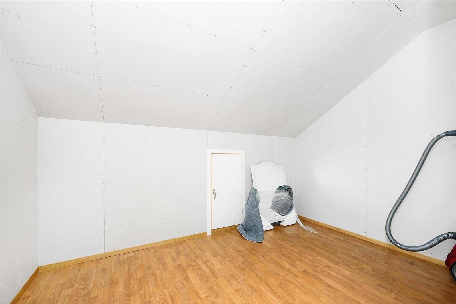 Stor bod i loftsetasjen. Her er det framlagt rør for et framtidig bad. Galleribilde