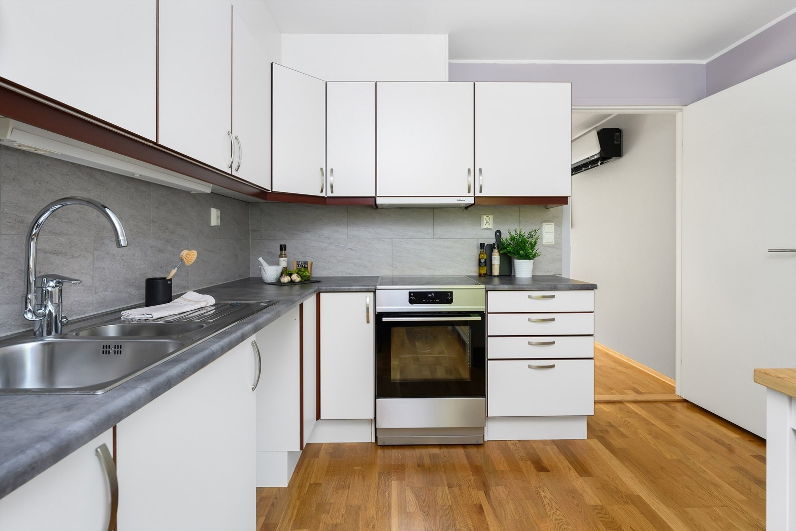 Godt med kjøkkenskap og benkeplater Galleribilde