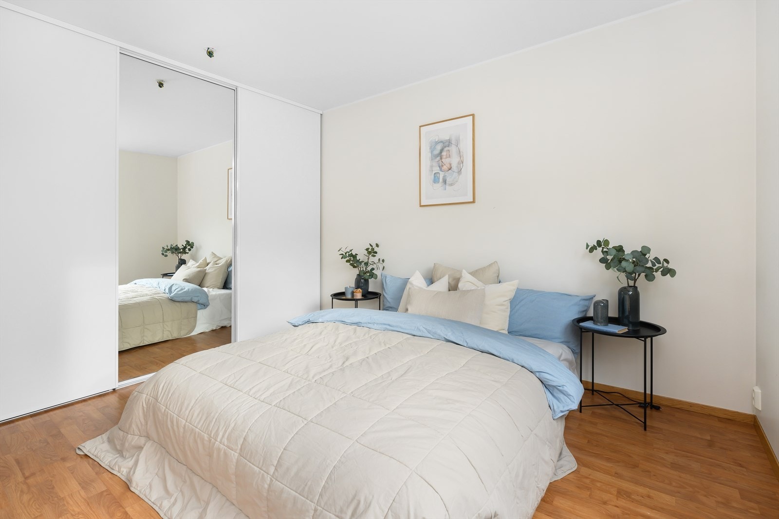 Hovedsoverommet i 1. etasje har skyvedørsgarderobe Galleribilde