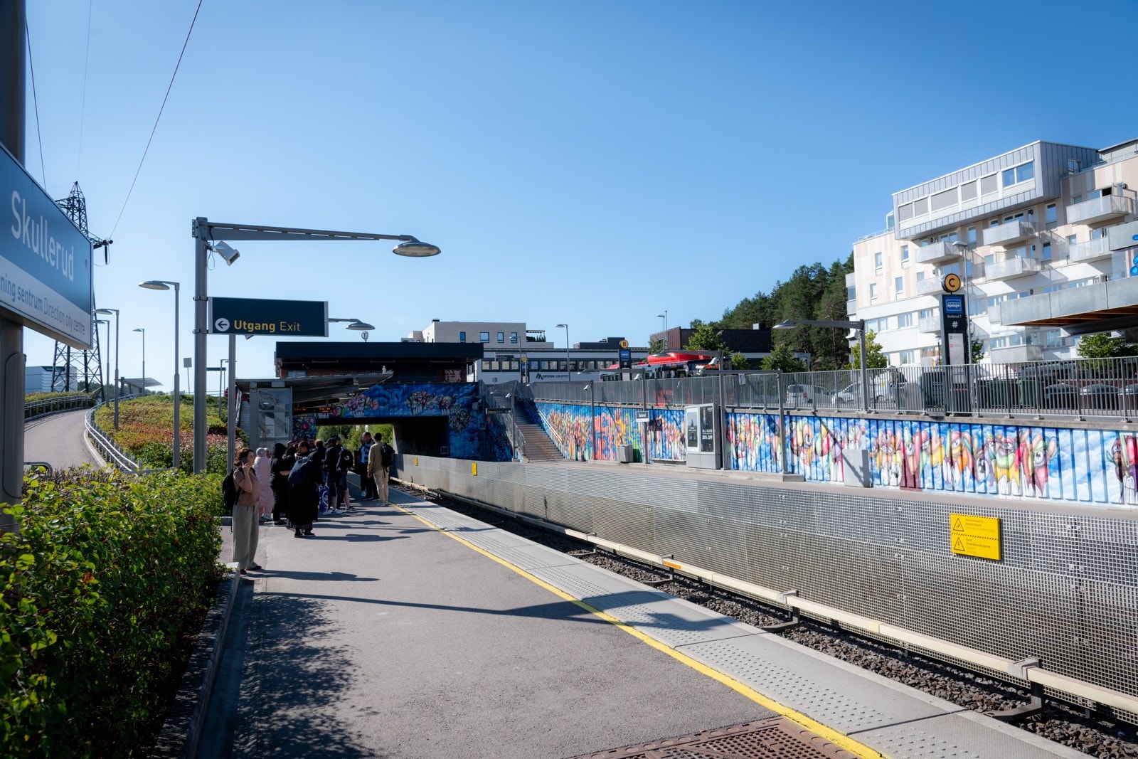 Skullerud T-bane med bussholdeplass et par minutter gange fra boligen Galleribilde