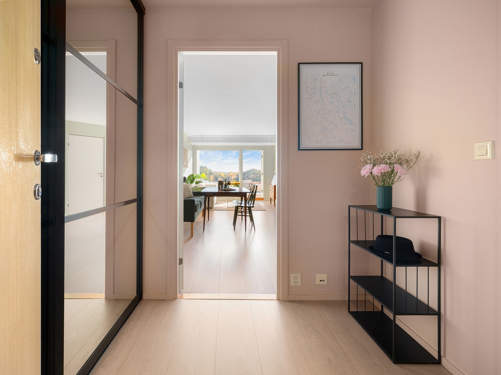 I gangen er det god plass til flere oppbevaringsløsninger. Legg merke til den store skyvedørsgarderobe med speilskap Galleribilde