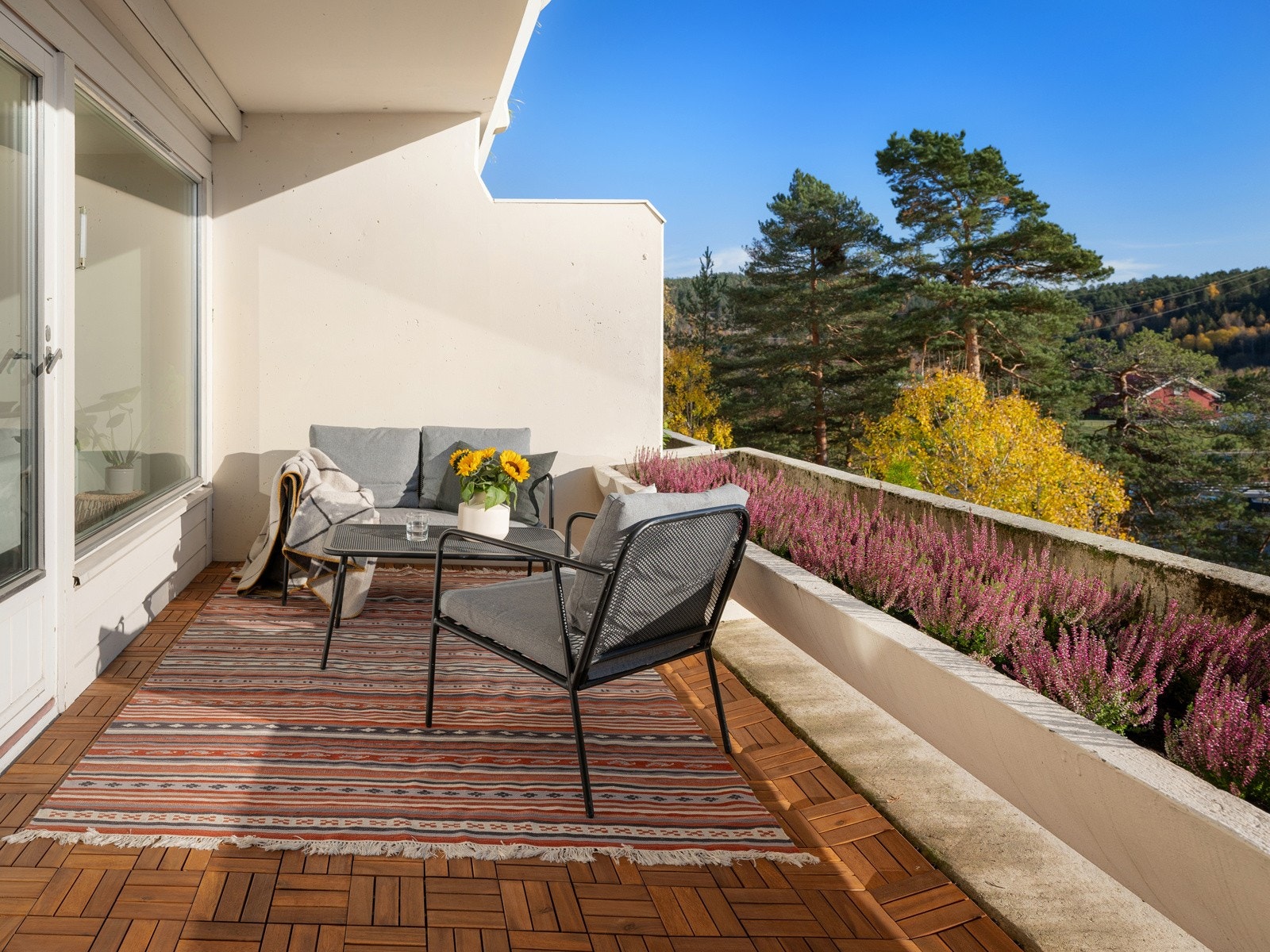 Fott sydvendt terrasse, dels overbygget, målt til ca. 9,7 m² Galleribilde