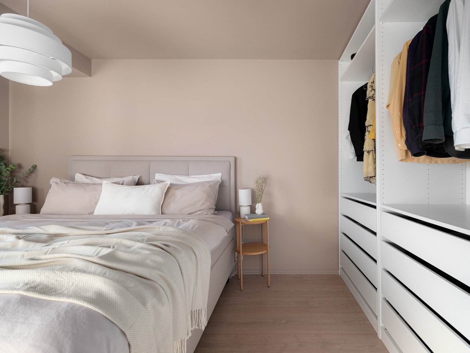 En stor garderobe er plassert langs den ene siden Galleribilde