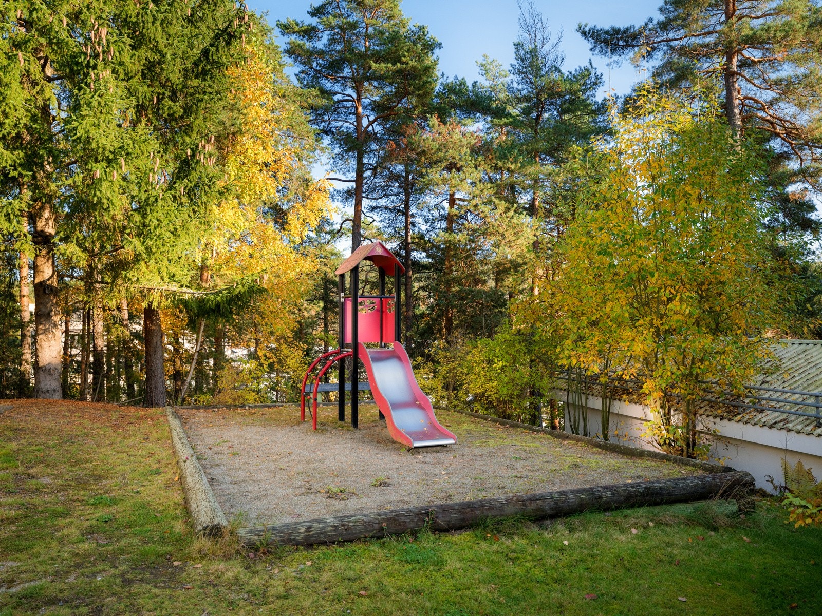 Sameiet har hele to lekeplasser, som kan nytes av de små i sameiet Galleribilde
