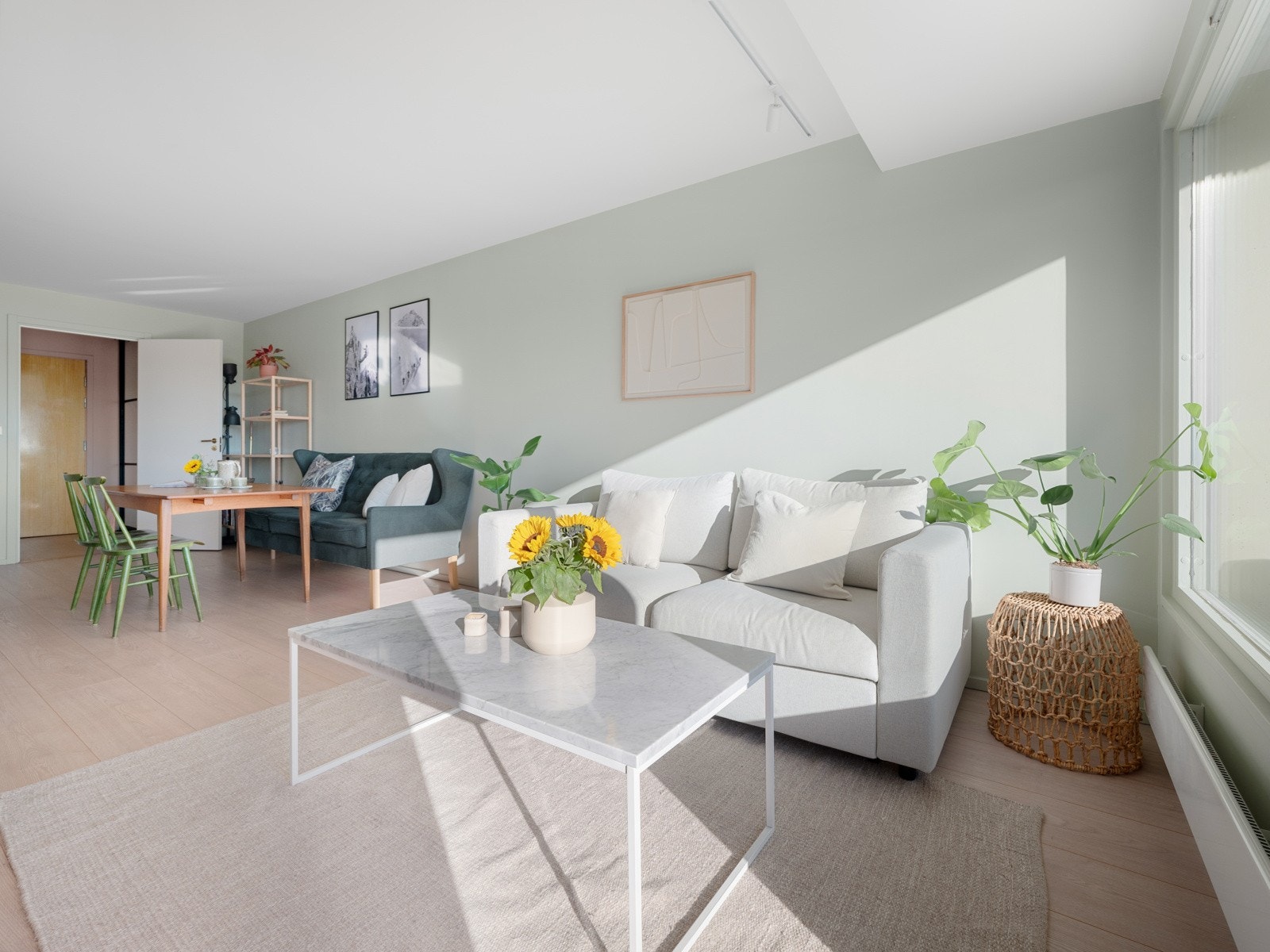 I stuen har du rikelig med plass til en stor sofagruppe. Den store gulvflaten gir mulighet for ulike innredningsløsninger Galleribilde