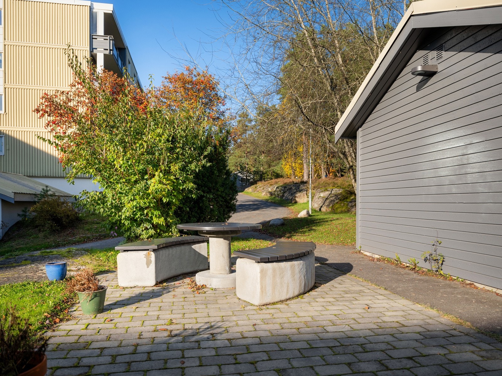På sommerhalvåret er dette et svært hyggelig sted å oppholde seg på. Beboerene har tilgang til flere ulike sitteomåder Galleribilde