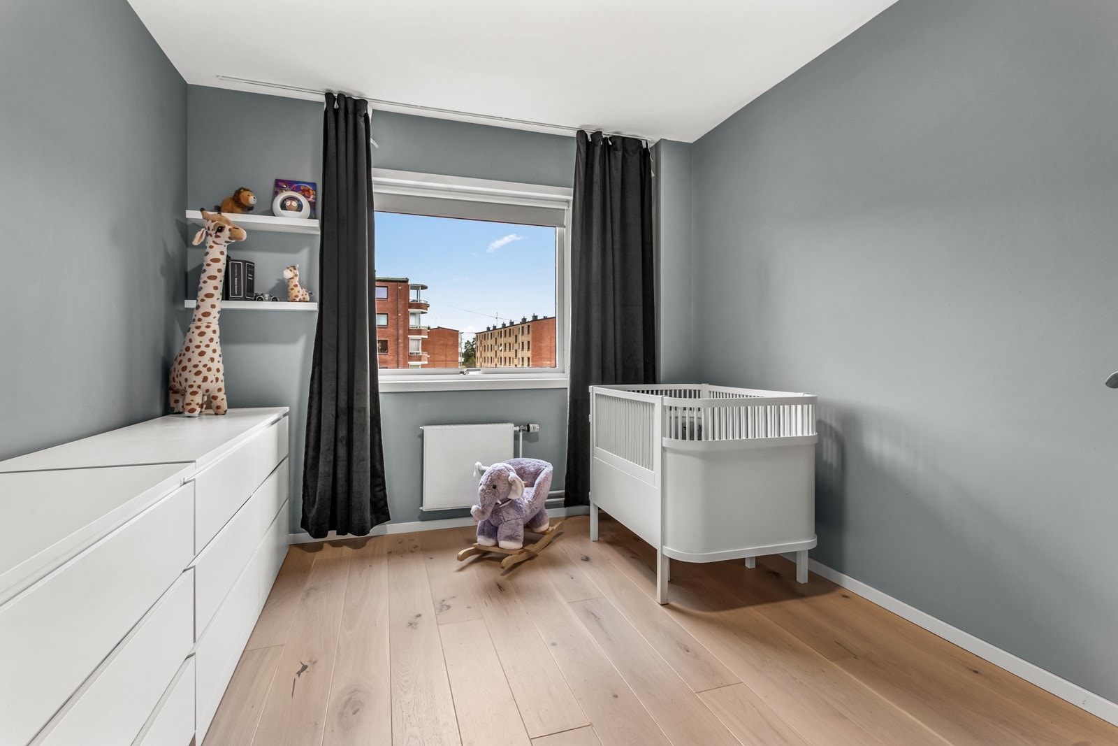 Soveom || vender mot borettslagets rolige og grønne fellesarealer. Galleribilde