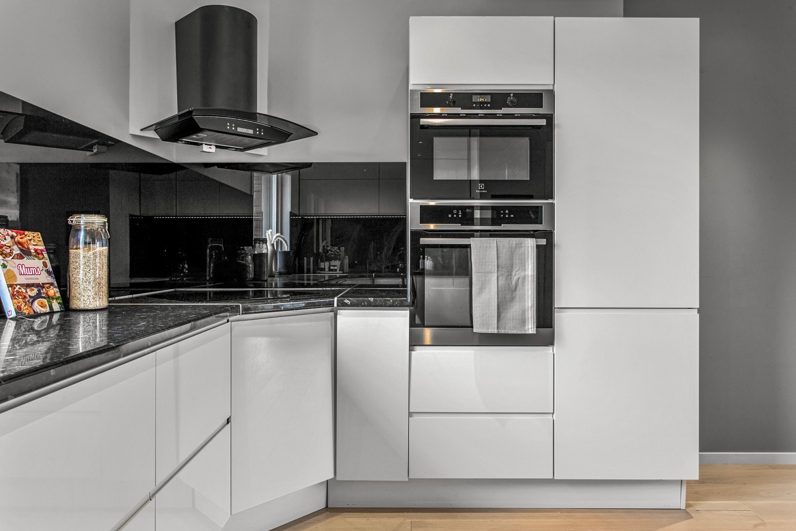 Det er kjøkkenventilator med avtrekk ut. Galleribilde