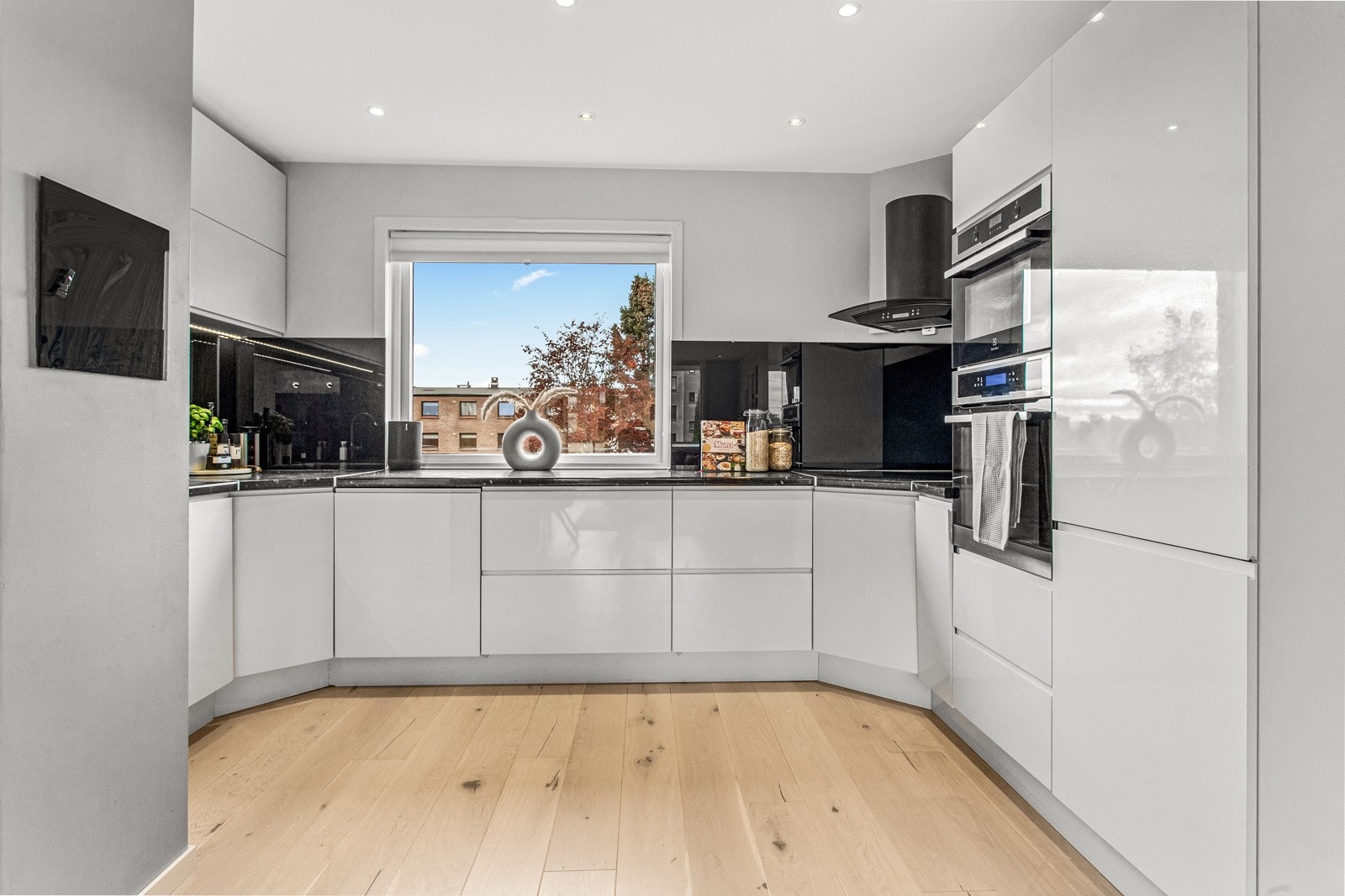 Pent og moderne kjøkken med integrerte hvitevarer som medfølger handelen. Galleribilde