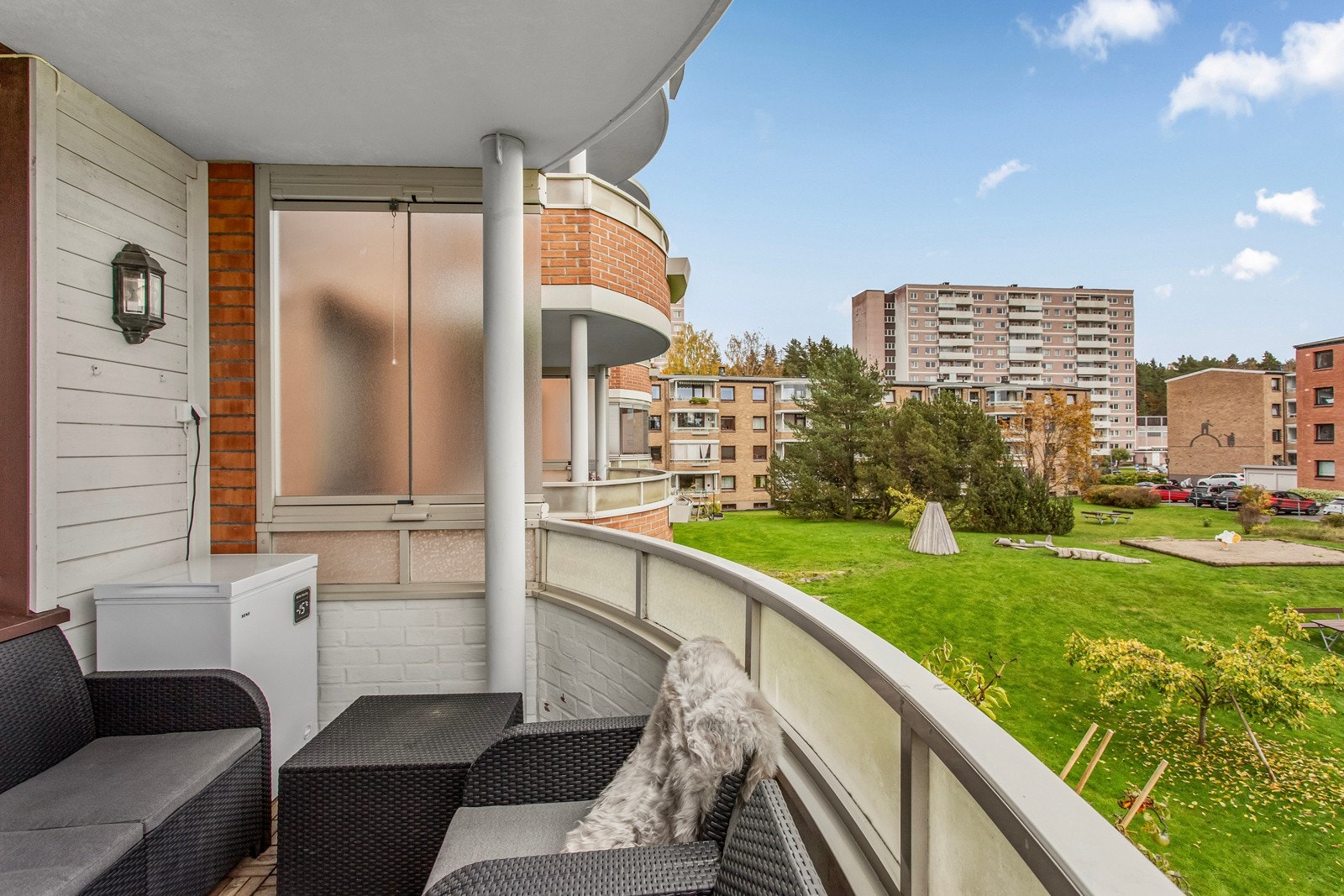 Fra stuen er det utgang til en herlig, sydvendt balkong med på ca. 8 kvm med god plass til diverse utemøblement, planter og grill. Balkongen har supre solforhold på sommerstid. Galleribilde