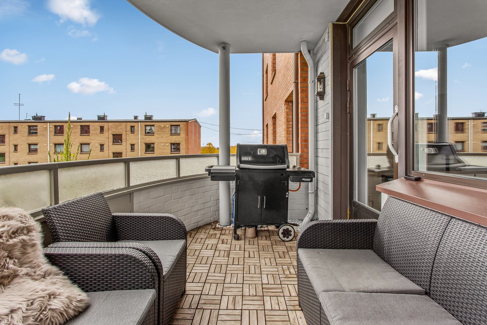 Balkong vender mot bakgård. Galleribilde