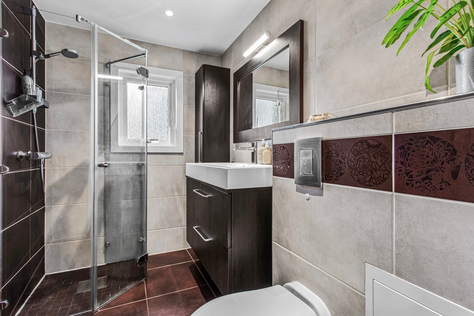 Pent flislagt baderom med varme i gulv. Galleribilde