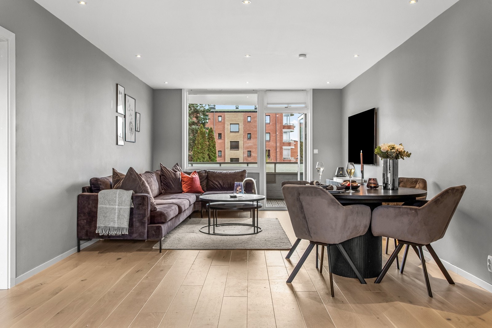 Lys, romslig stue med gode møbleringsmuligheter. Galleribilde