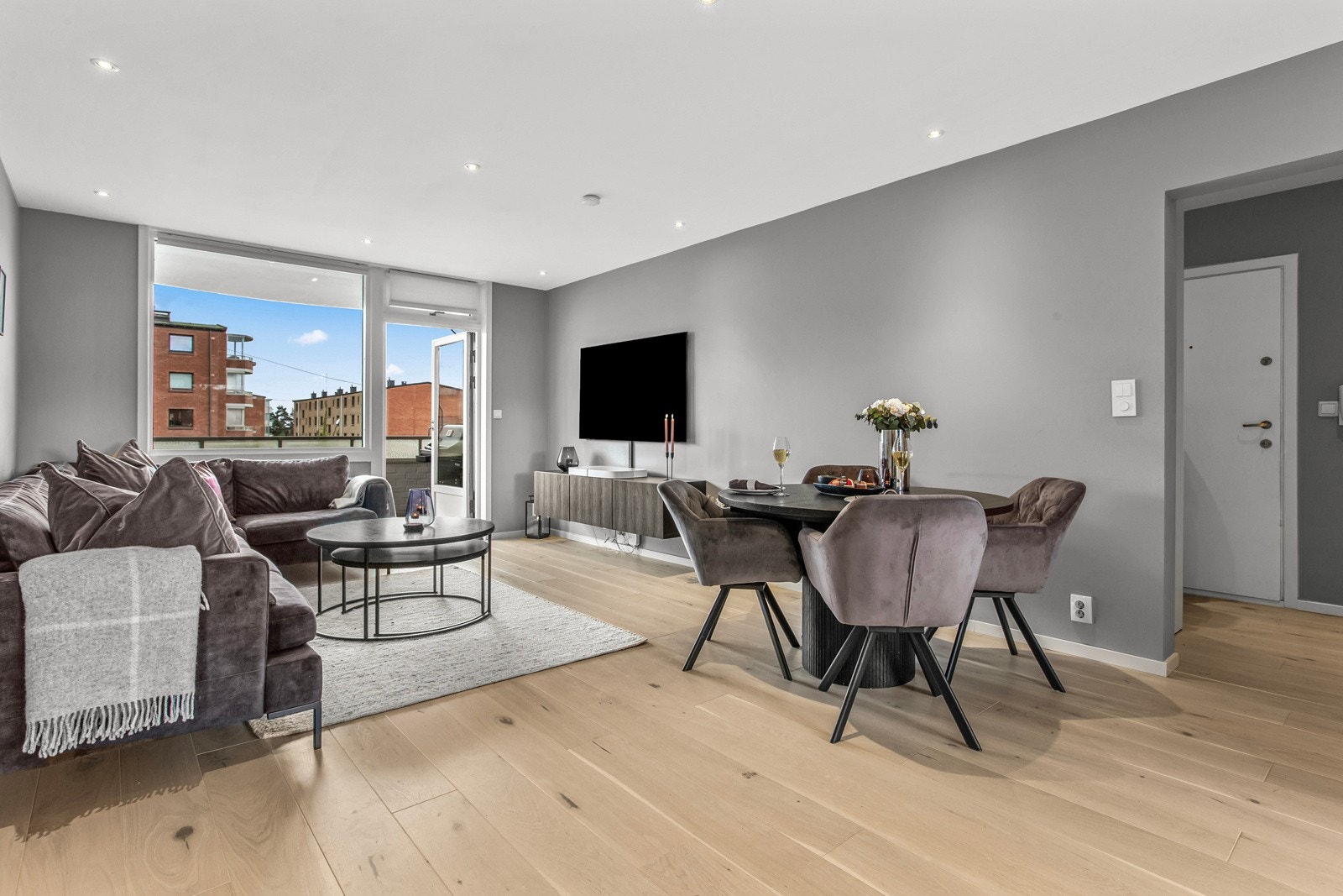 Gulv belagt med parkett i 2022. Tidsriktige fargevalg på vegger. Galleribilde