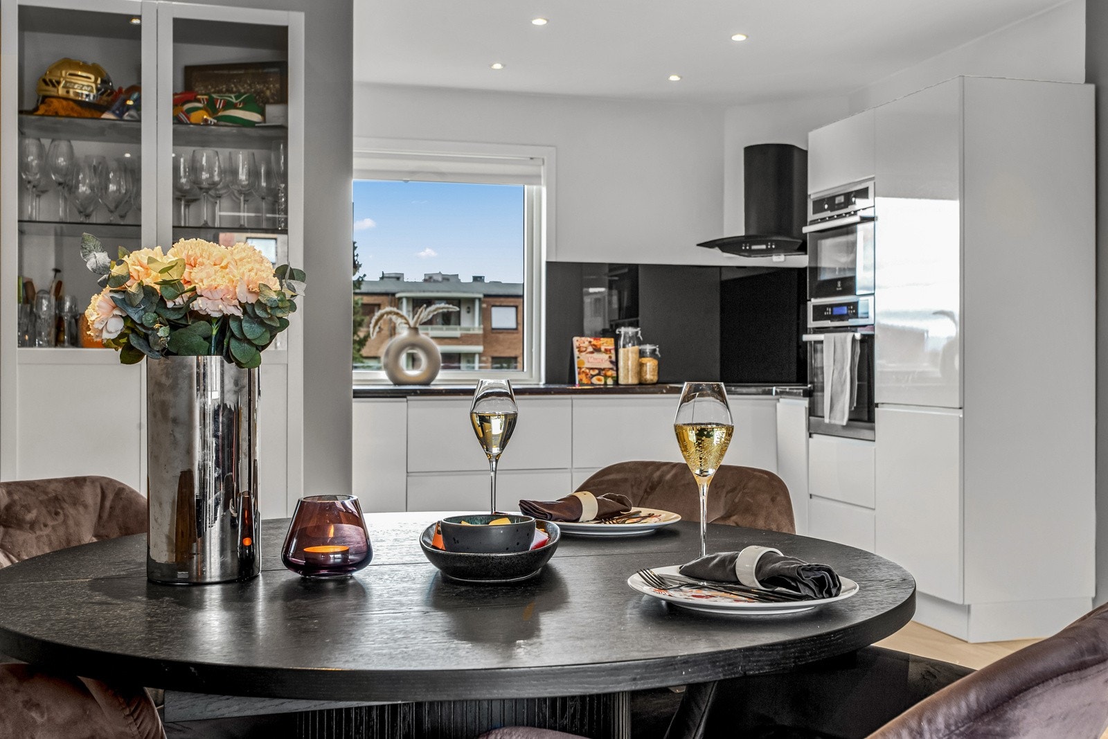 God plass til spisebord mellom stue og kjøkken. Galleribilde