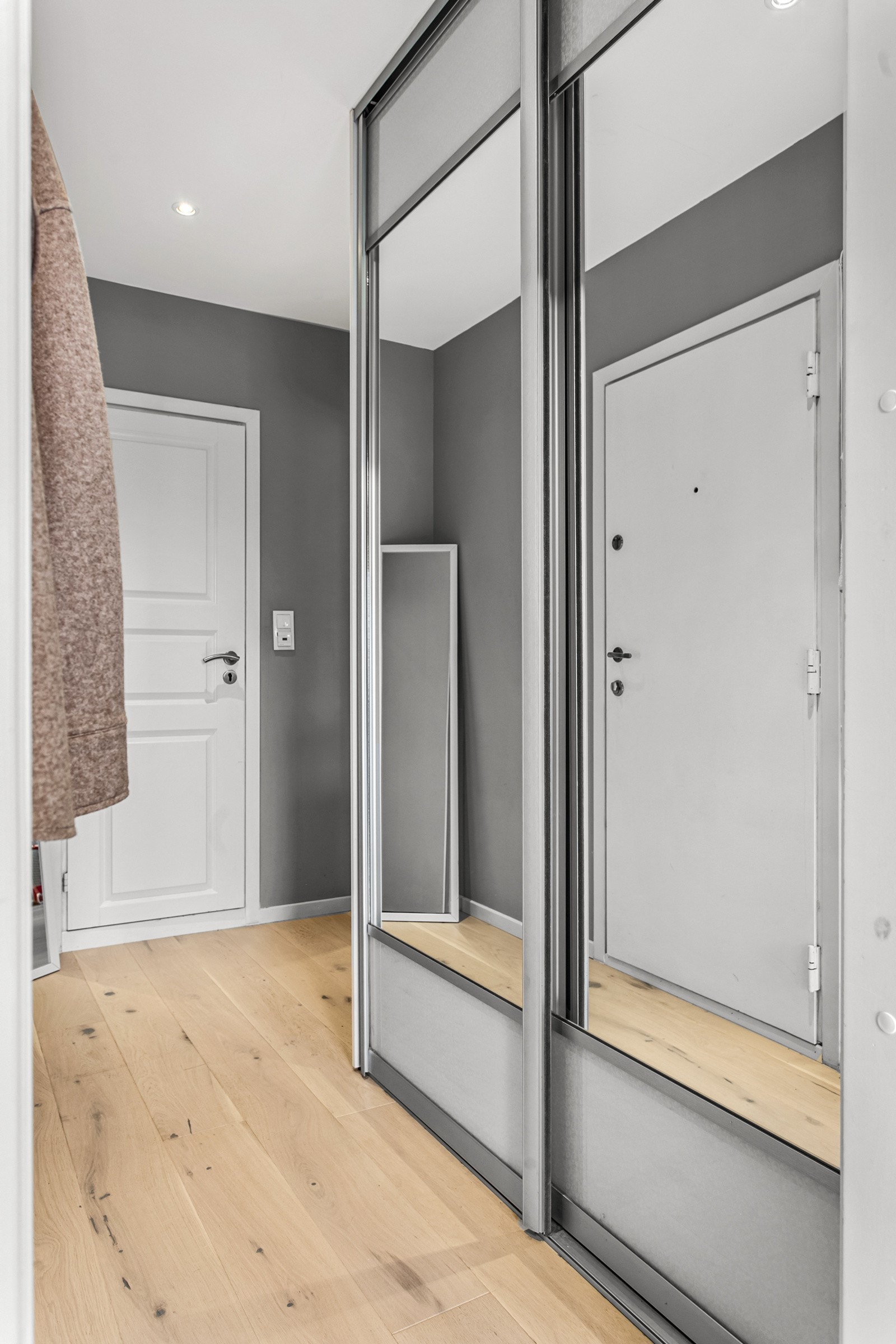 For ytterligere oppbevaring er det satt inn et stort garderobeskap. Galleribilde