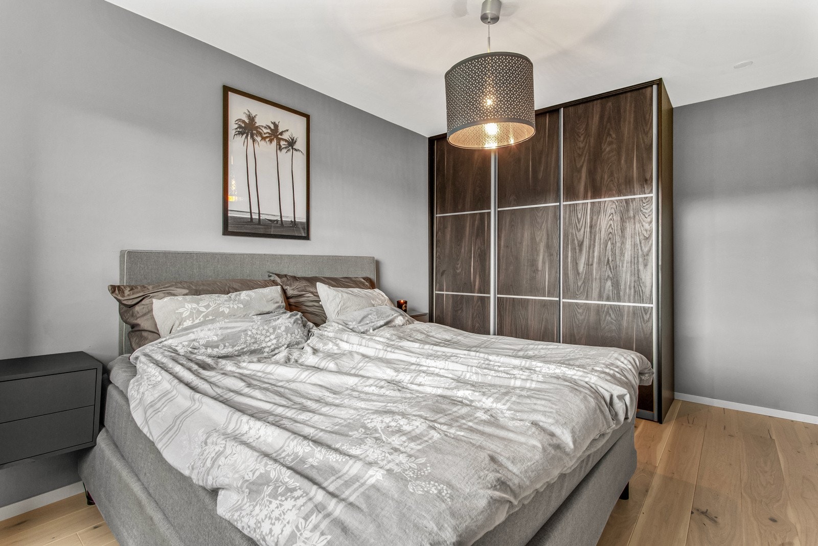 Stor skyvedørsgarderobe til oppbevaring på hovedsoverom. Galleribilde