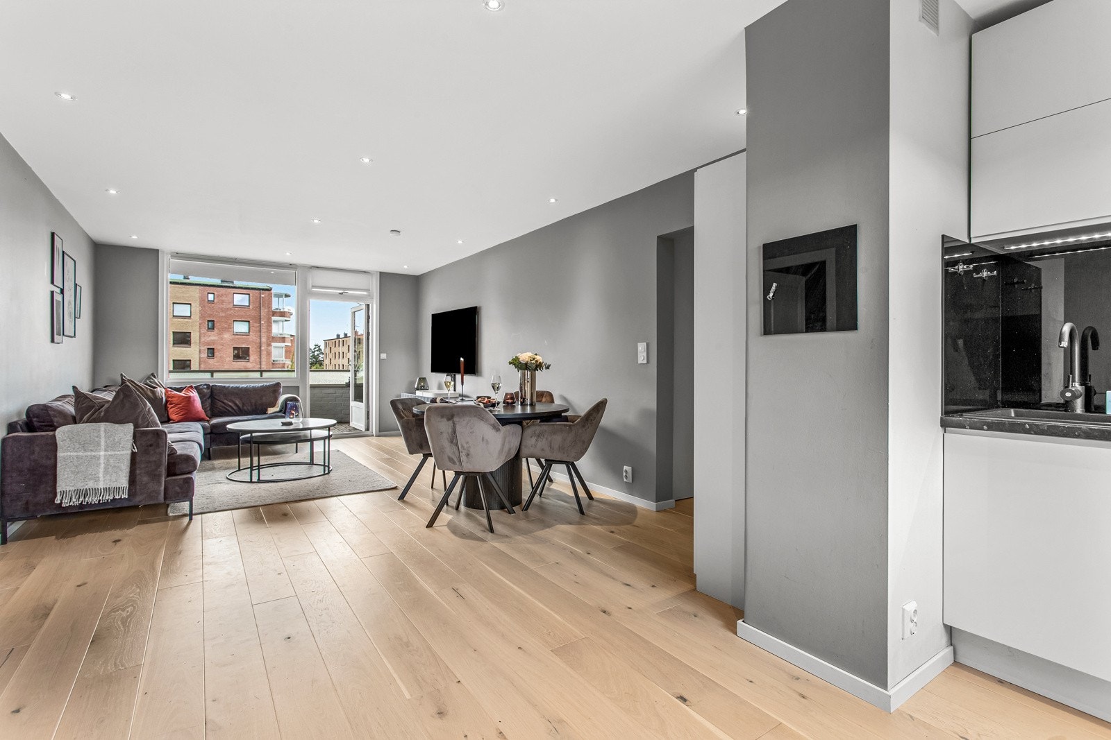 Du har god plass til både sofagruppe, spisestue og TV med tilhørende møblement. Galleribilde