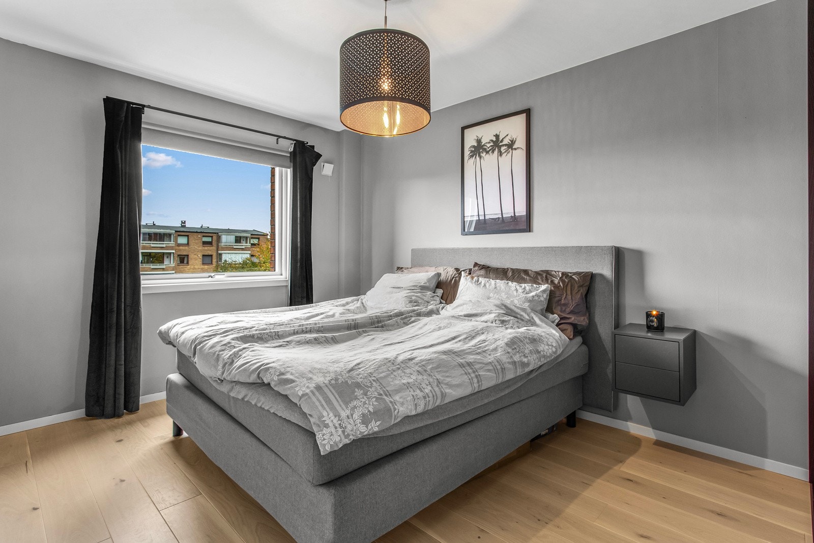 Romslig og behagelig hovedsoverom. Her har du god plass til dobbeltseng, garderobe og annet møblement. Galleribilde