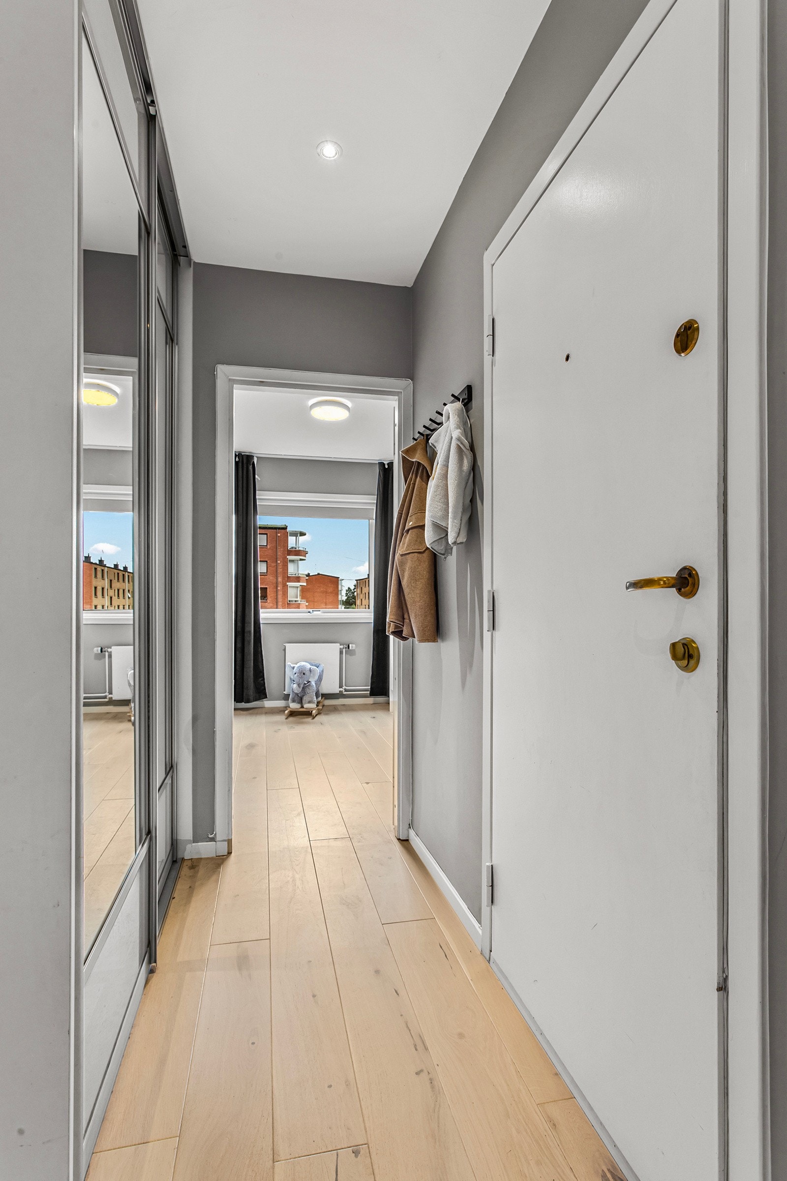 Når du kommer inn i boligen, er det første du møter en lys og innbydende entré. Galleribilde