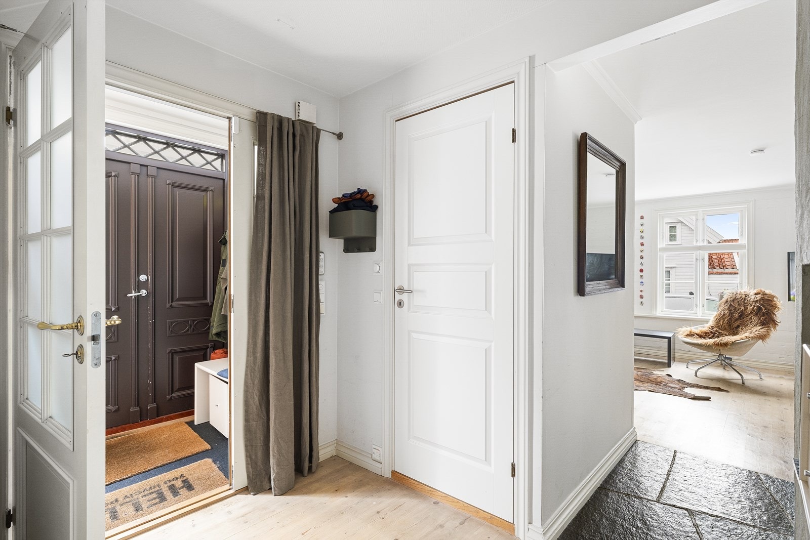 Entré/gang 1. etasje Galleribilde