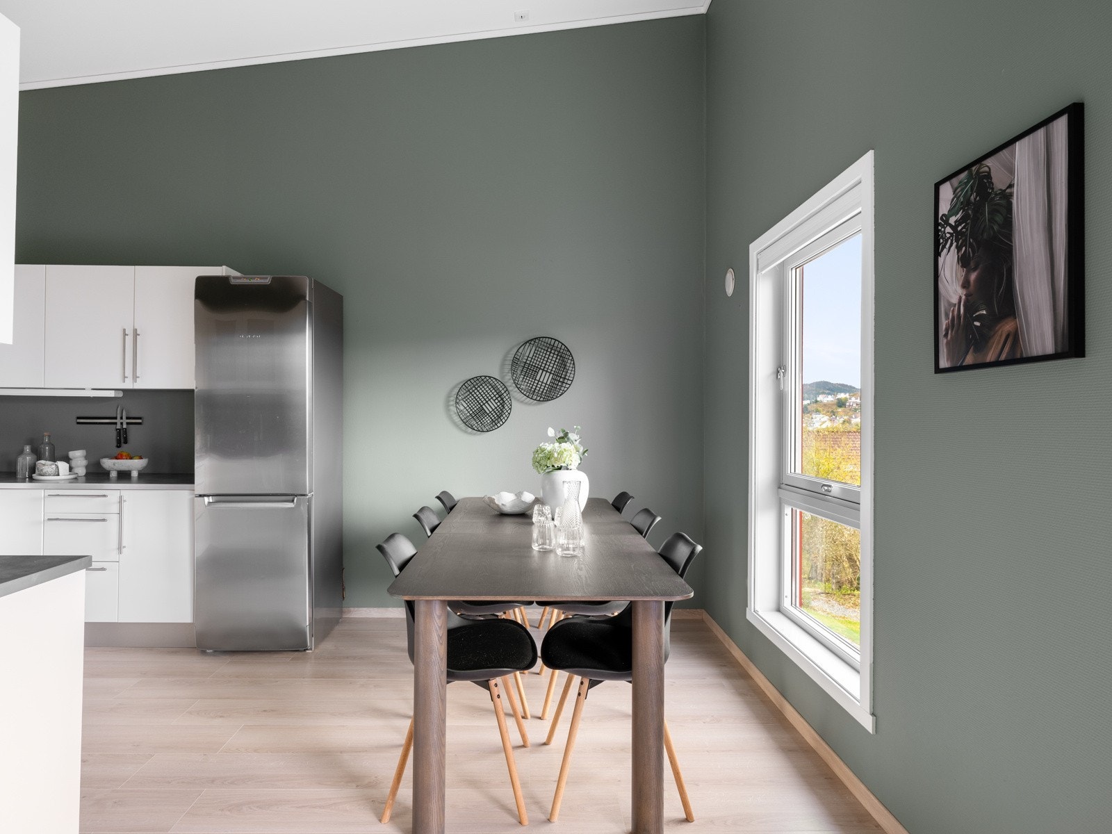 Spisestuen har store vindusflater og direkte adkomst til kjøkkenet. Galleribilde