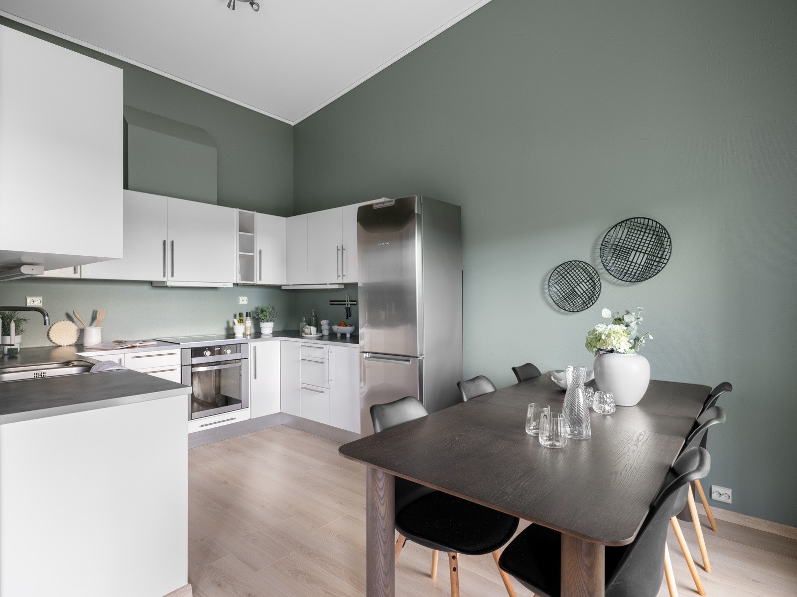 Det stilrene Norema-kjøkkenet er fra byggeåret og har hvite, slette fronter kombinert med en grå laminat benkeplate. Galleribilde