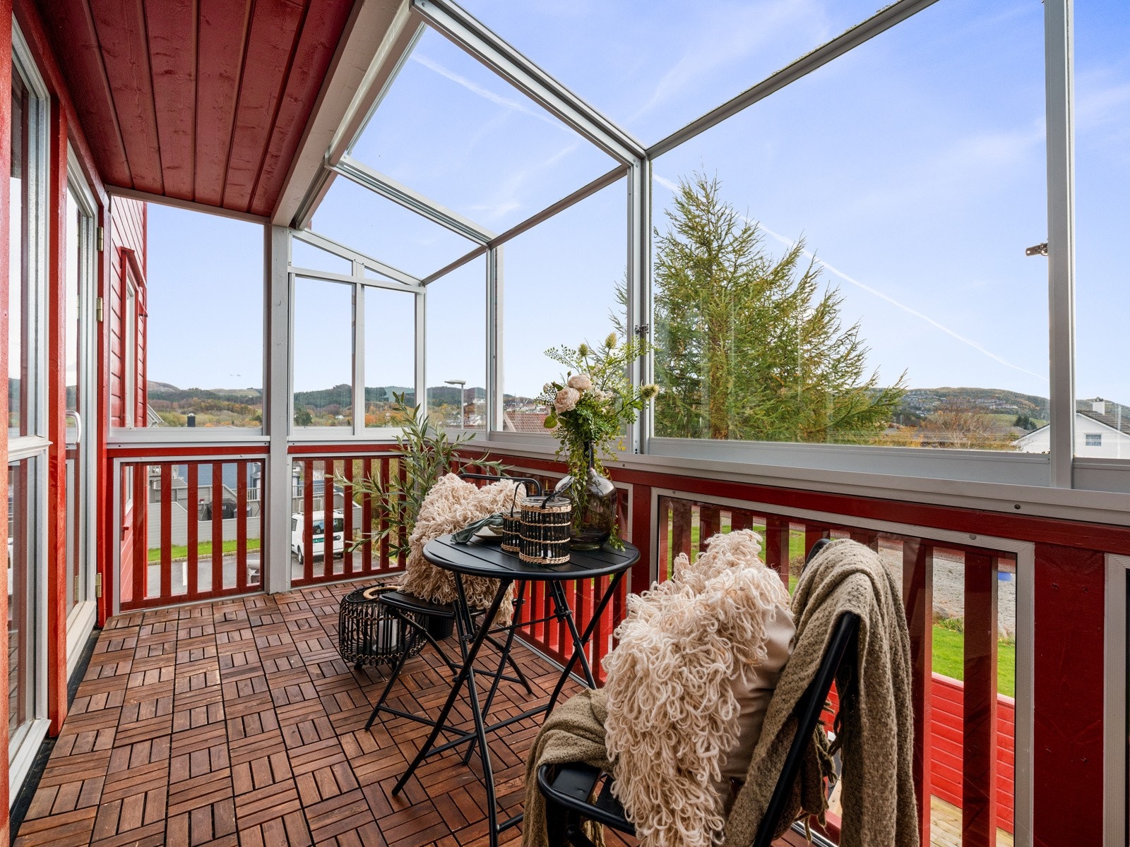 Den innglassede løsningen gir beskyttelse mot vær og vind, samtidig som den lar deg nyte utsikten og sollyset, noe som gjør det til et perfekt sted for avslapning eller sosialt samvær. Galleribilde