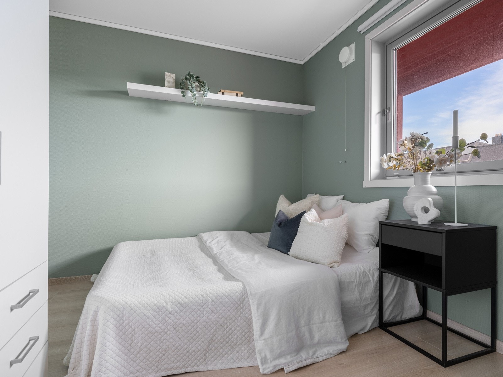 Begge soverommene er lyse og luftige, med store vinduer som slipper inn naturlig lys, noe som gir en innbydende atmosfære. Galleribilde