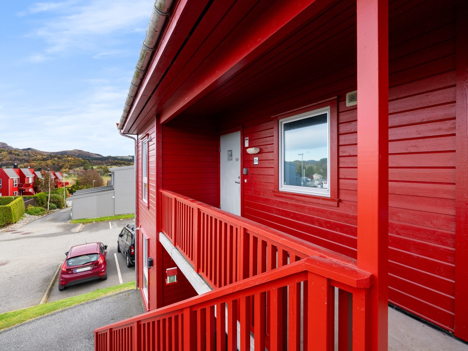 Adkomsten til leiligheten skjer via en utvendig trapp og et overbygget inngangsparti. Galleribilde