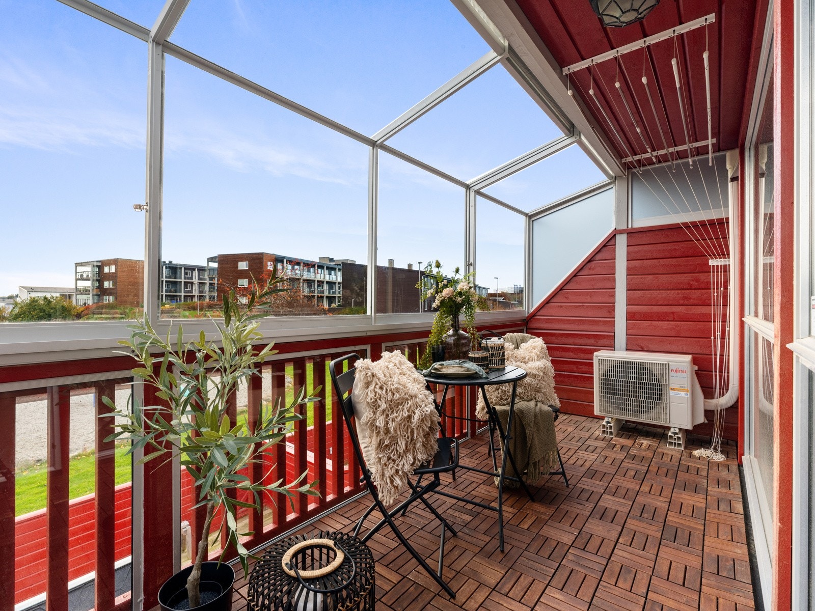 Balkongen har et gulvareal på 7 kvm og er sørvendt, noe som gir utmerkede solforhold både om sommeren og om vinteren. Galleribilde