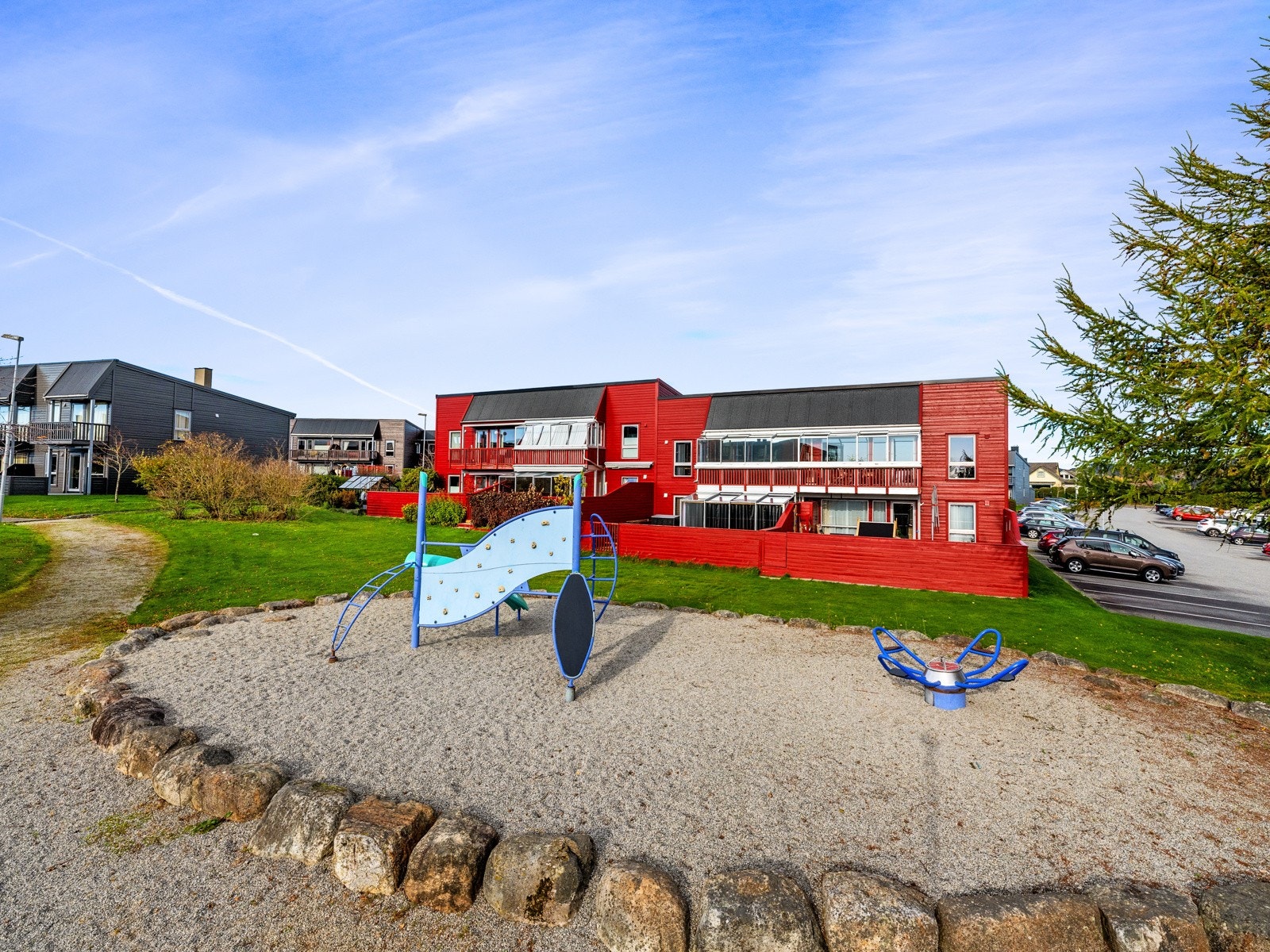 Uteområde med lekeplass. Galleribilde