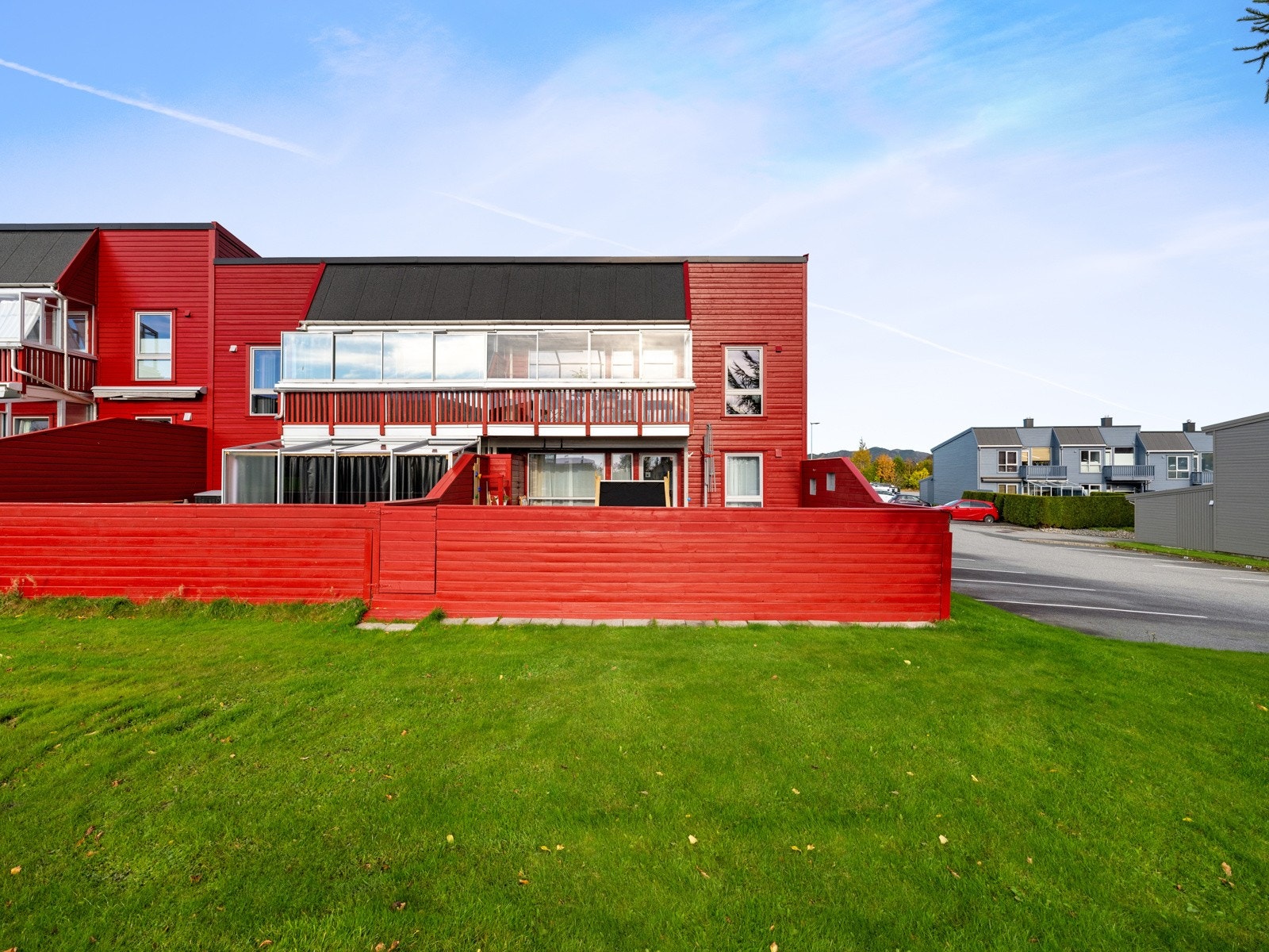 Leilighetens endeplassering i bygget gir privatliv og man slipper innsikt fra naboer. Galleribilde