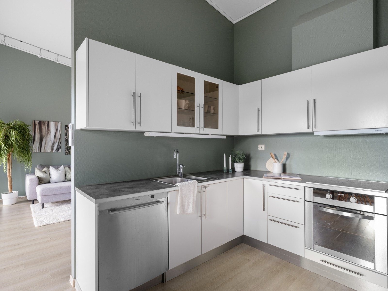 Kjøkkenet er utstyrt med integrert komfyr og koketopp, samt frittstående kjøleskap og oppvaskmaskin. Galleribilde