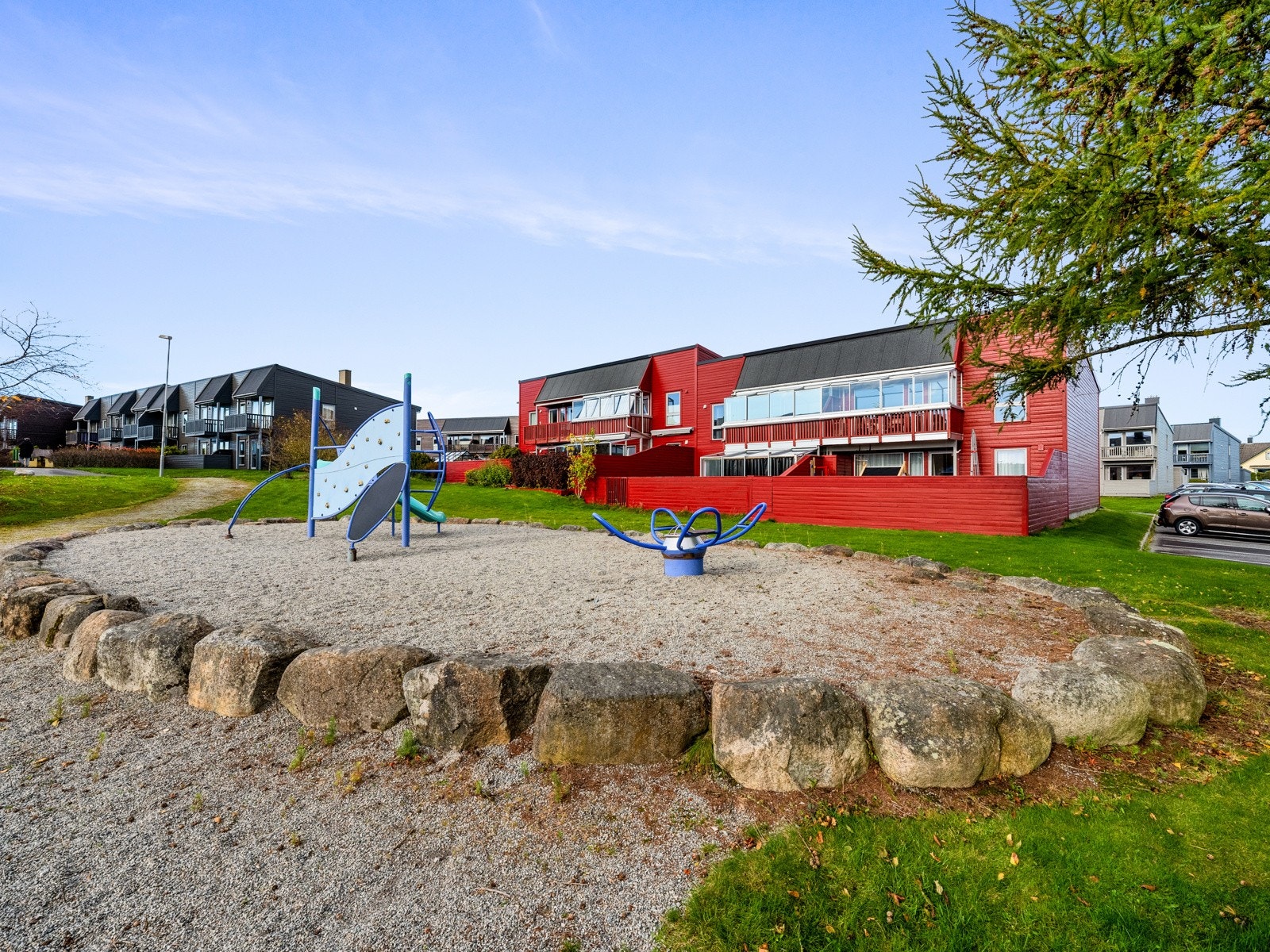 Uteområde med lekeplass. Galleribilde