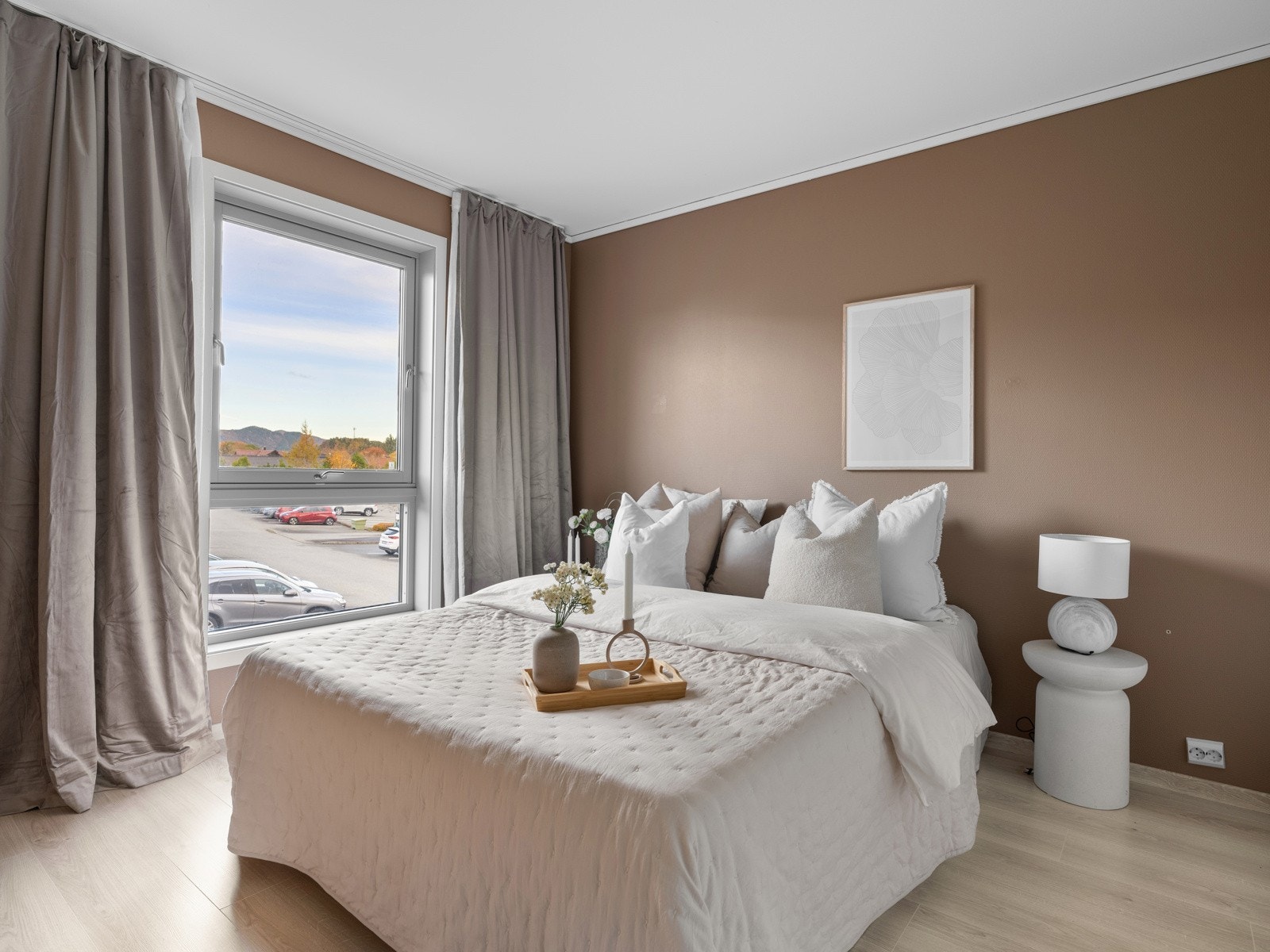 Leiligheten har to gode soverom, begge med nylagt laminat på gulvet og vegger malt i moderne farger. Galleribilde