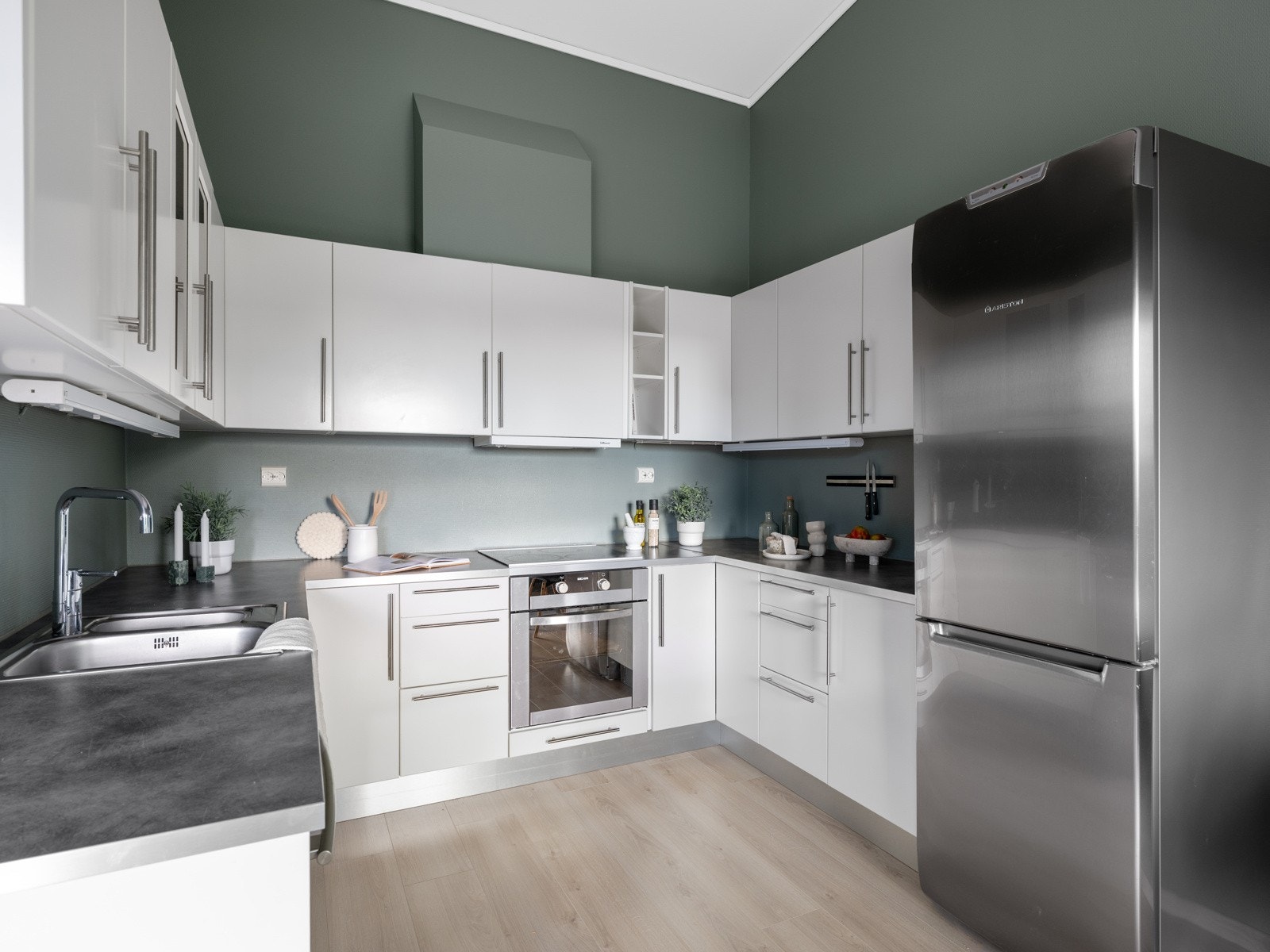 Oppbevaringsplassen er rikelig, både i over- og underskap, slik at alle kjøkkenredskaper har sin faste plass. Galleribilde