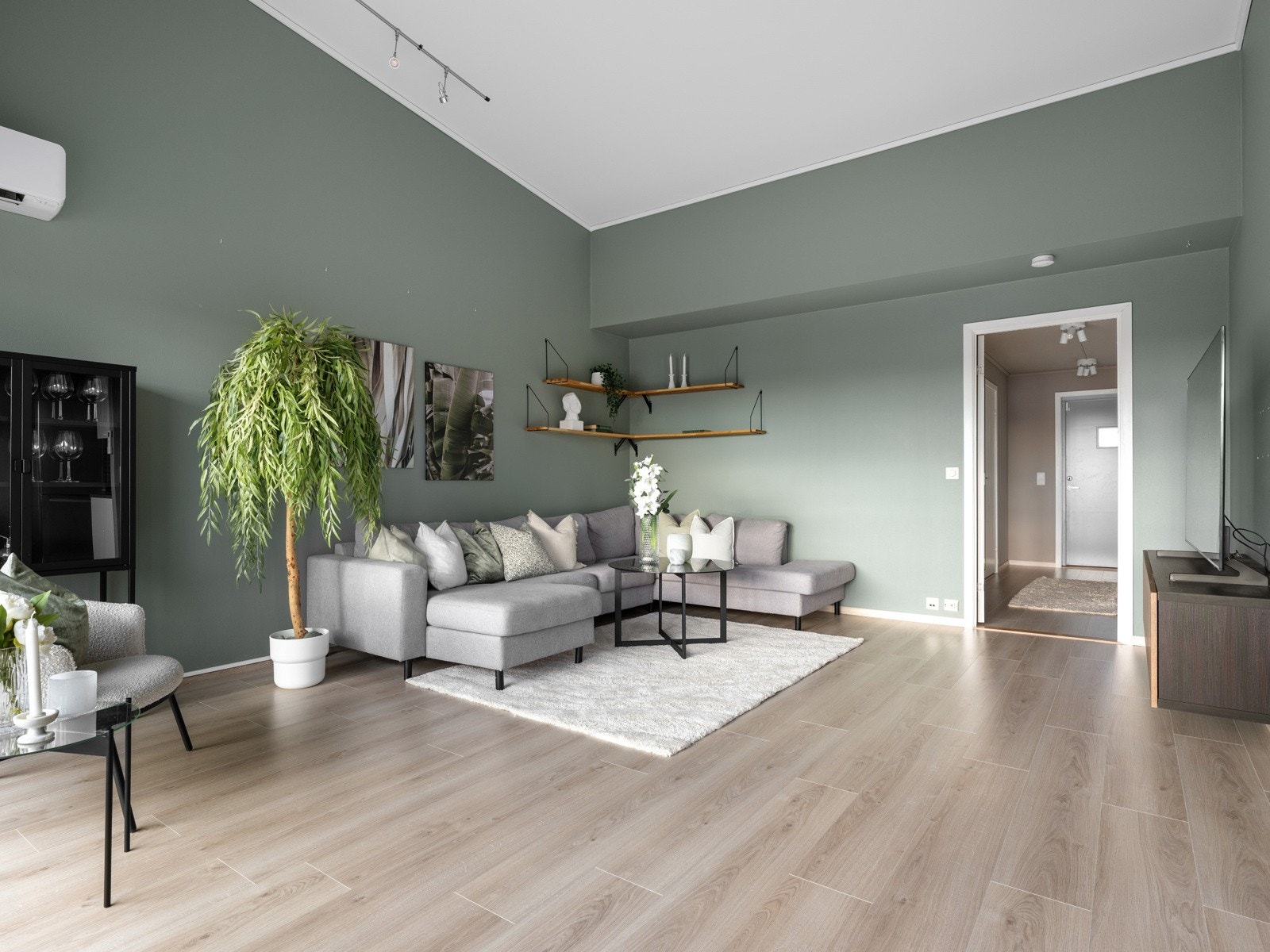 Den gjennomtenkte planløsningen gir flere møbleringsalternativer, med naturlige soner for sittegrupper, TV-løsning og spisestue, som har direkte adkomst til kjøkkenet. Galleribilde