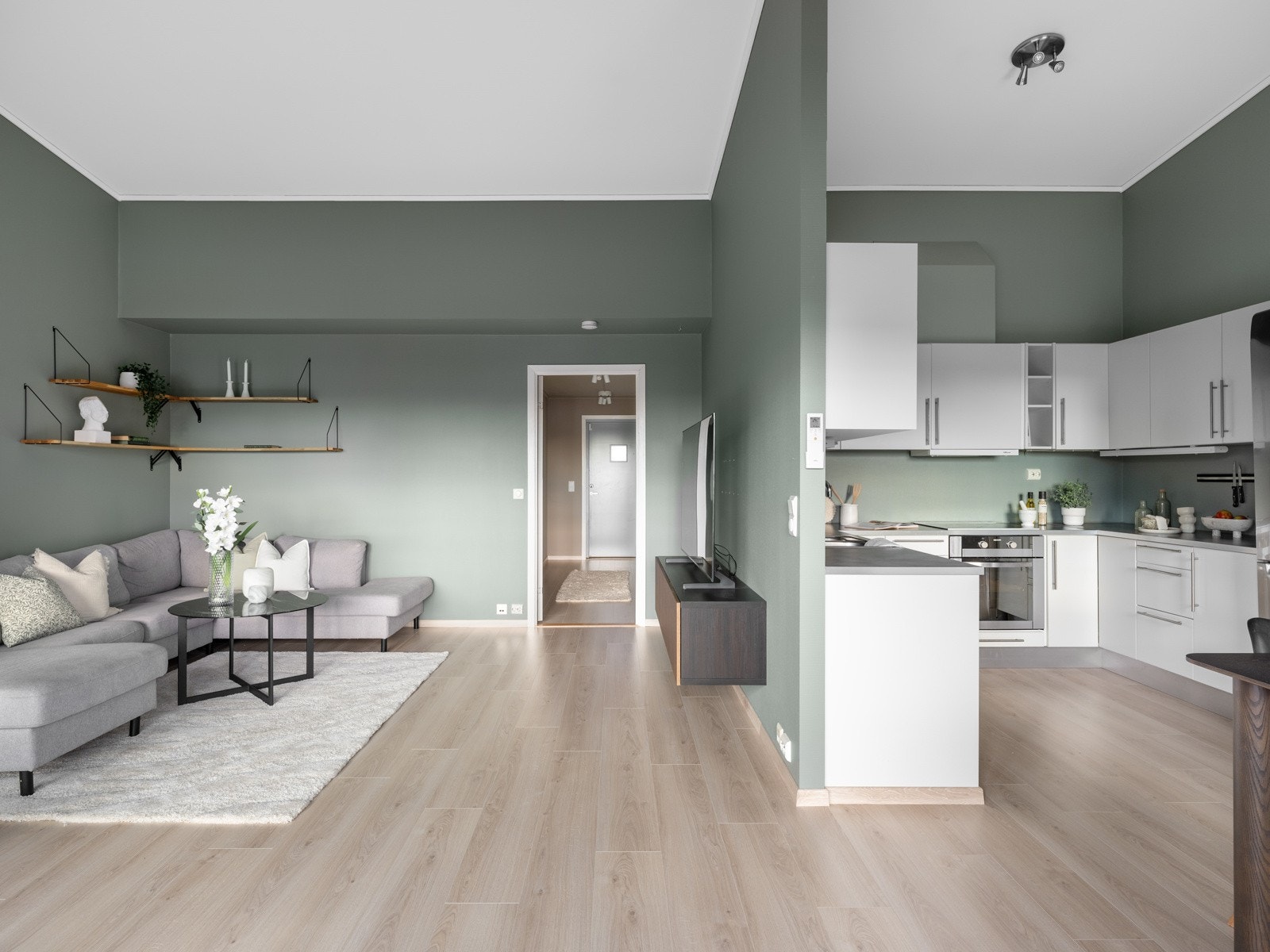 Kjøkkenet har en åpen løsning mot stuen og deler samme nye gulv, veggflater og gode takhøyde. Galleribilde