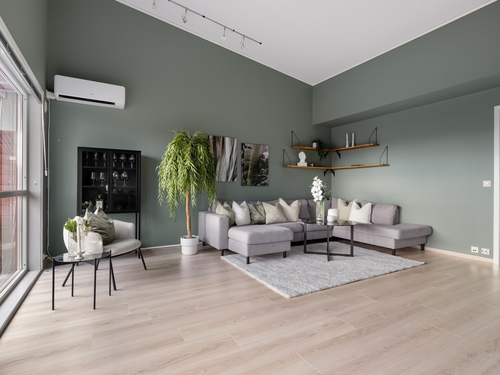 Store vindusflater sørger for rikelig med naturlig lys. Galleribilde