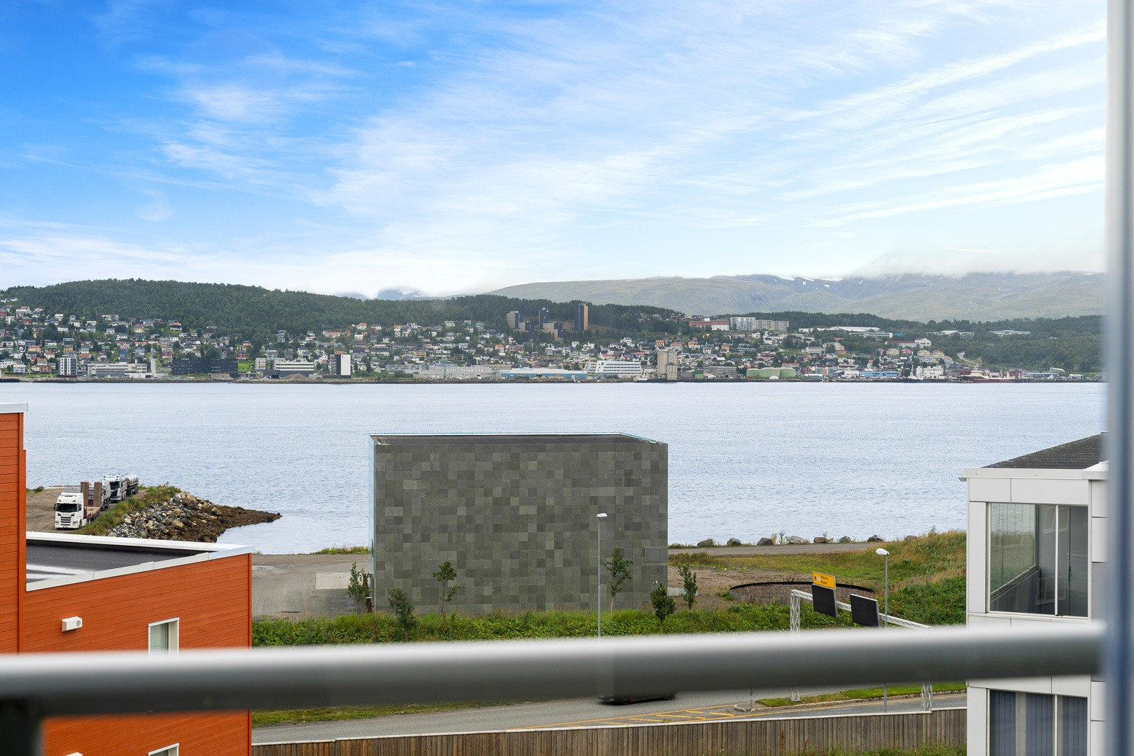 Strålende solforhold med lang solgang fra ca midt på dagen, til seint på kveld.