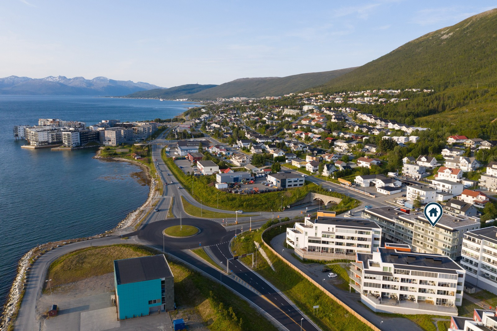 Fra leiligheten er det kort vei til Tromsø sentrum med både bil og buss. Busstopp med direkteforbindelser til UiT/UNN finnes også like ved.